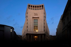 Il palazzo del Banco di Roma (oggi Unicredit) è uno storico edificio di Milano situato in piazza Tommaso Edison.