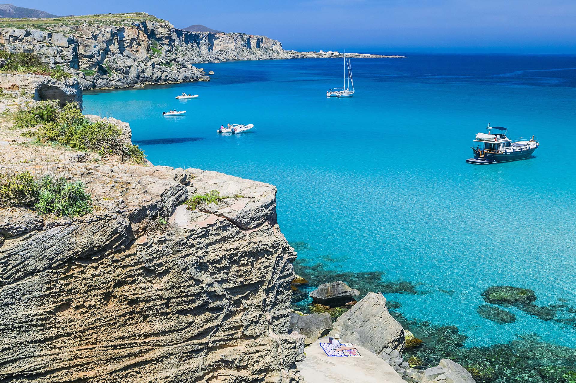 DE7U5508-La Baia di Cala Rossa a Favignana, un'insenatura tra le cave di tufo e un mare cristallino