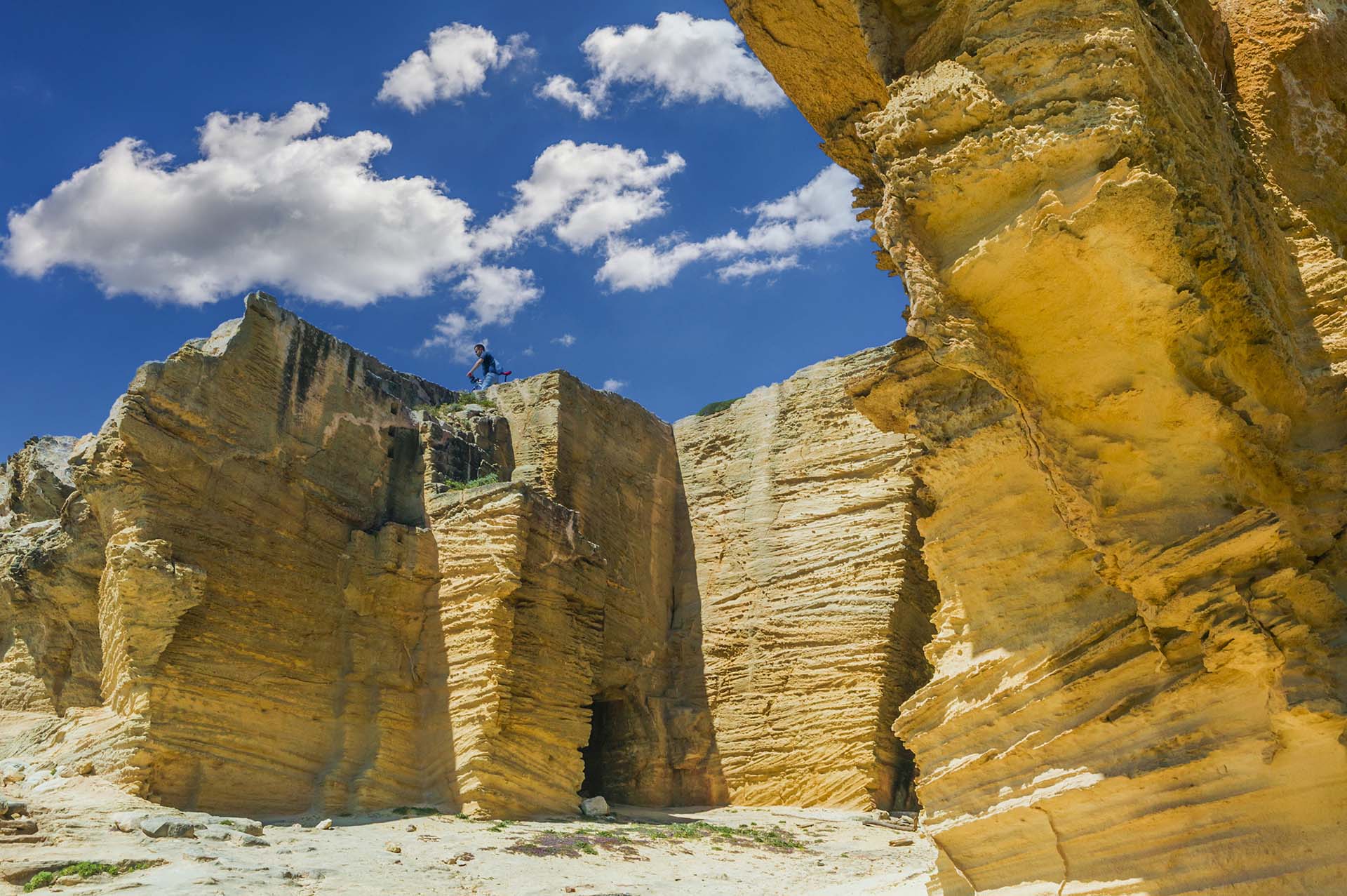 DE7U5526-2-Isola di Favignana, il mare trasparente di Bue Marino e le cave di tufo