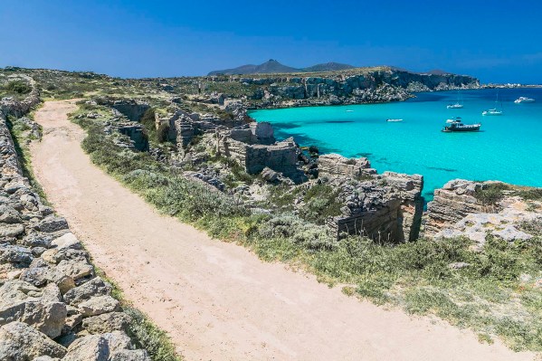 DE7U5584-isola di favignana, la strada costiera della Baia di Cala Rossa con le sue cave di tufo
