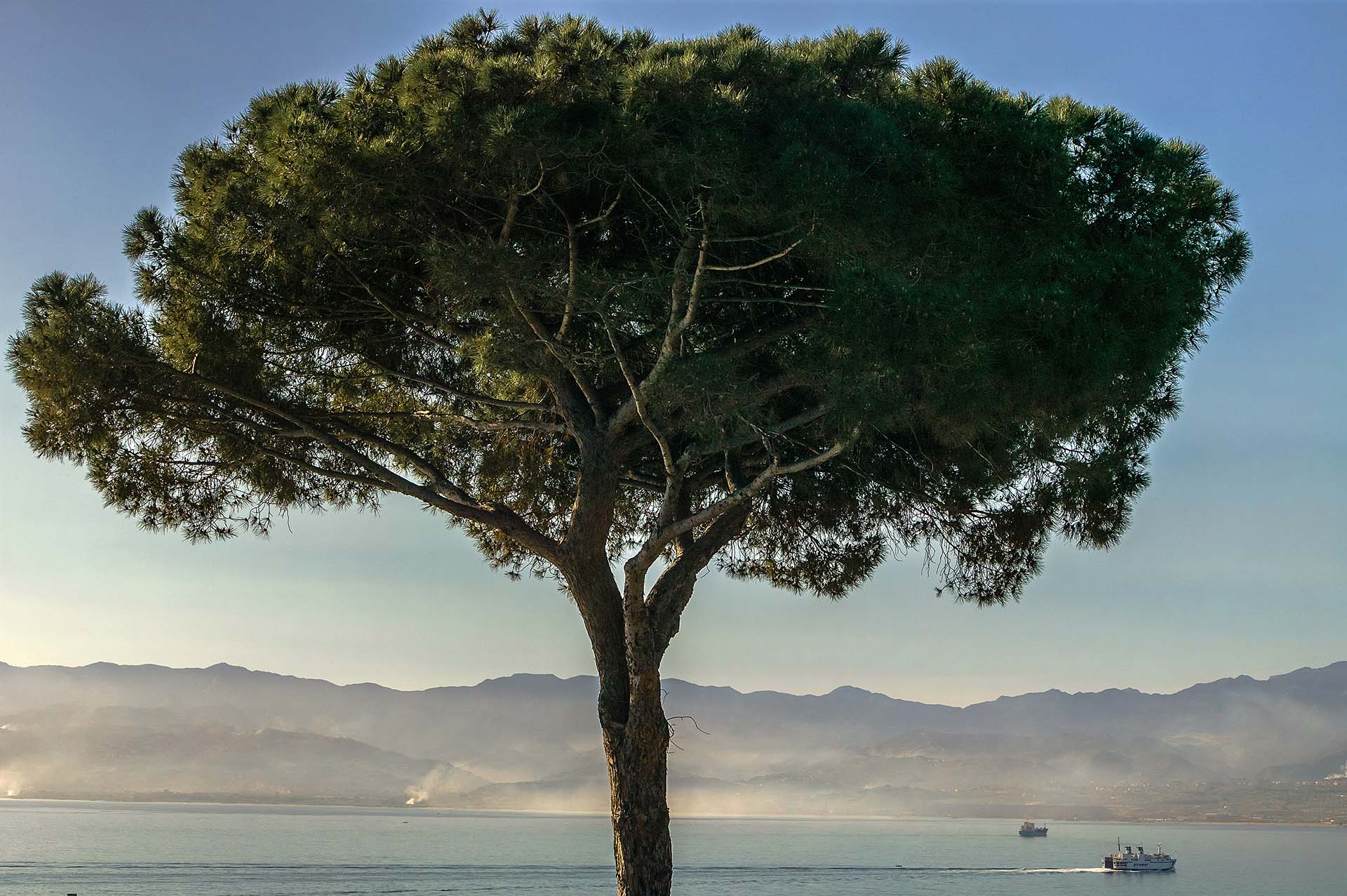 DE7U6166-Capo Milazzo, i Monti Peloritani si specchiano nel Tirreno