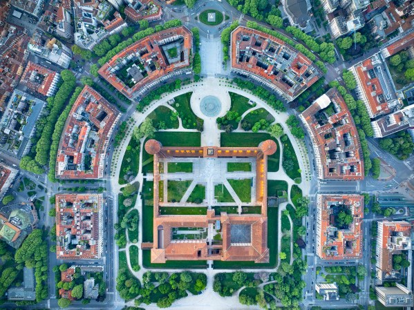 Il Castello Sforzesco e l'urbanistica di Foro Bonaparte a Milano.