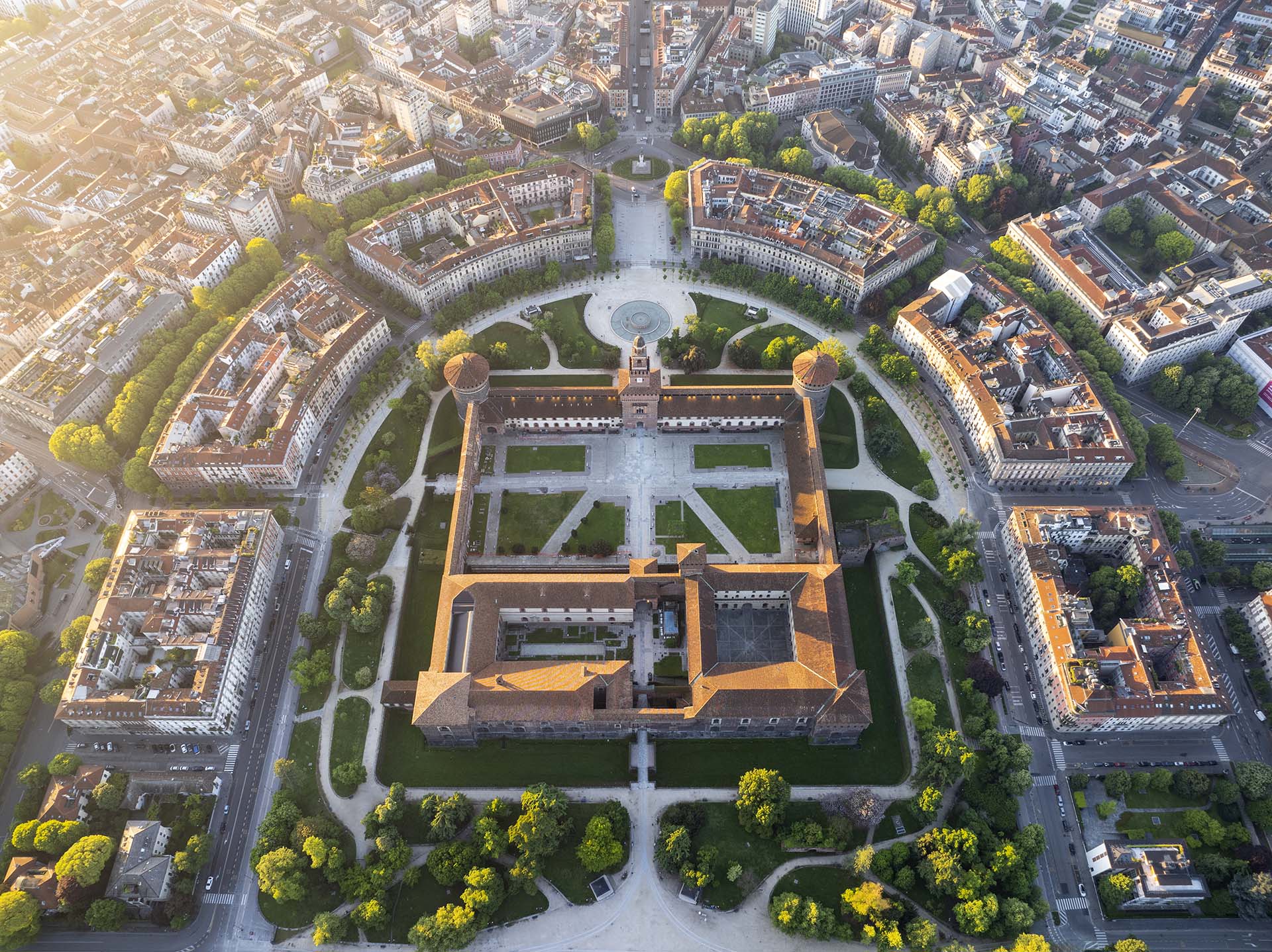 Il Castello Sforzesco e l'urbanistica di Foro Bonaparte a Milano.