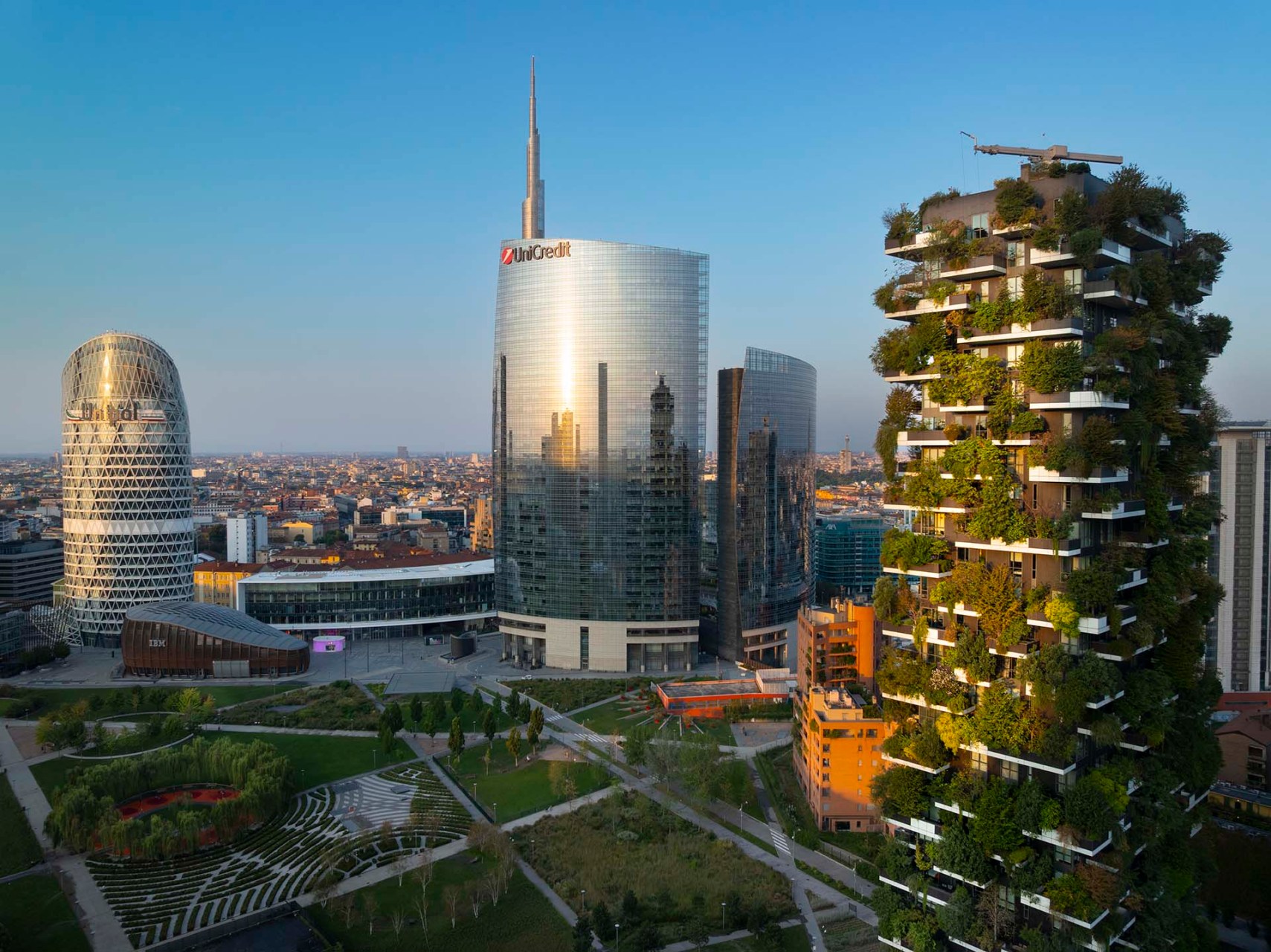 I grattacieli di Porta Garibaldi e Piazza Gae Aulenti con la residenza Bosco Verticale.