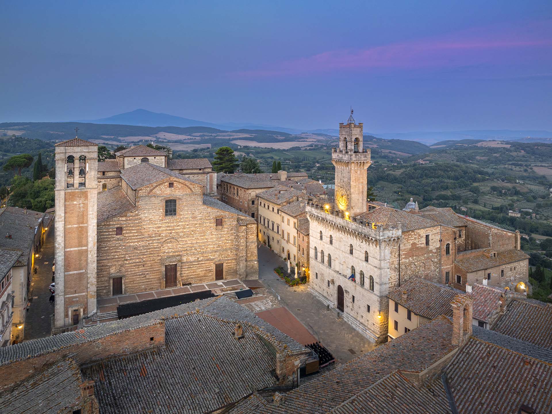 Il centro storico di Montpulciano con la Cattdedrale di Santa Maria Assunta e il Palazzo Comunale.