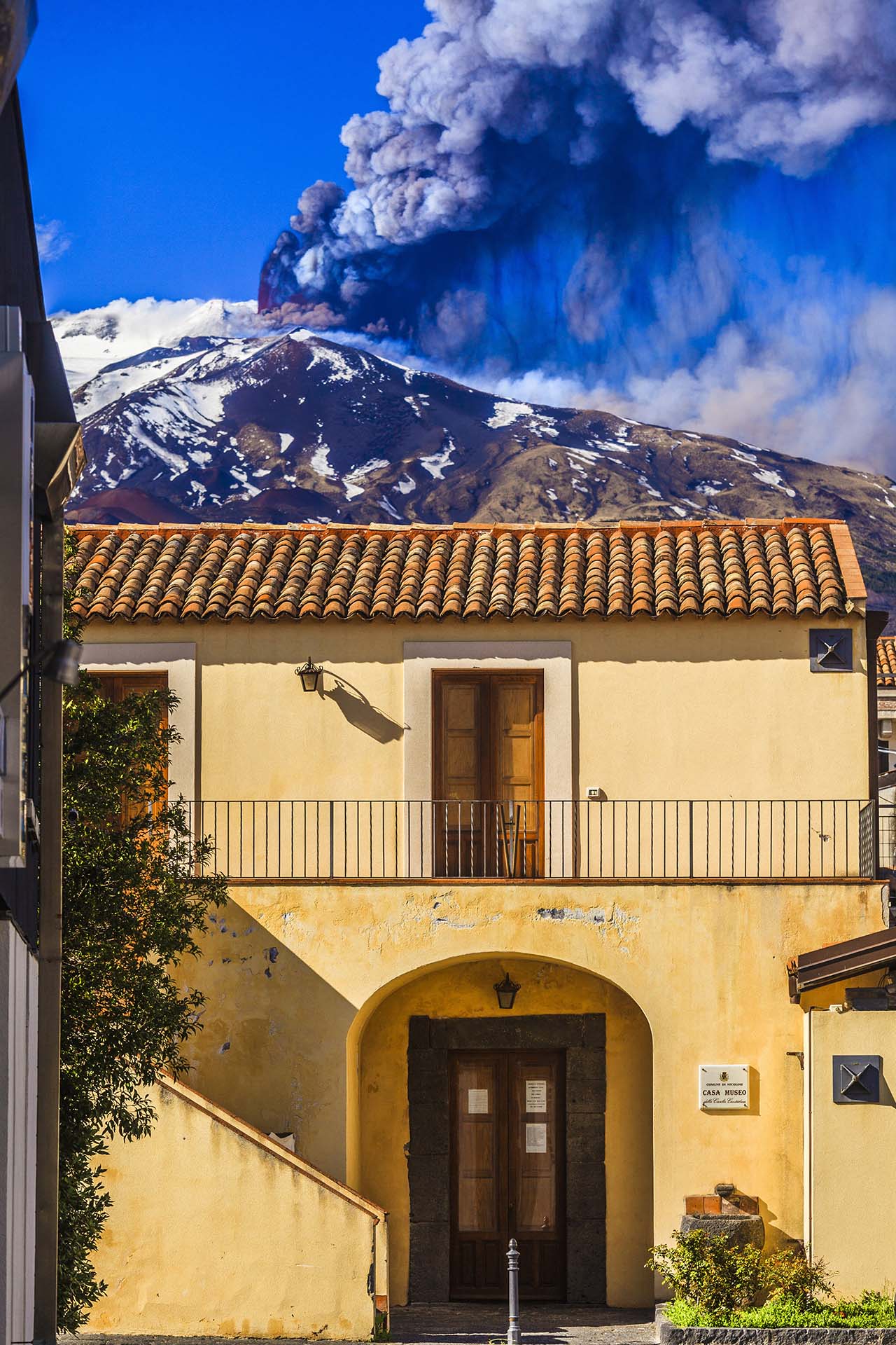 _MG_1050-L'architettura di Nicolosi incontra la potenza dell'Etna in eruzione