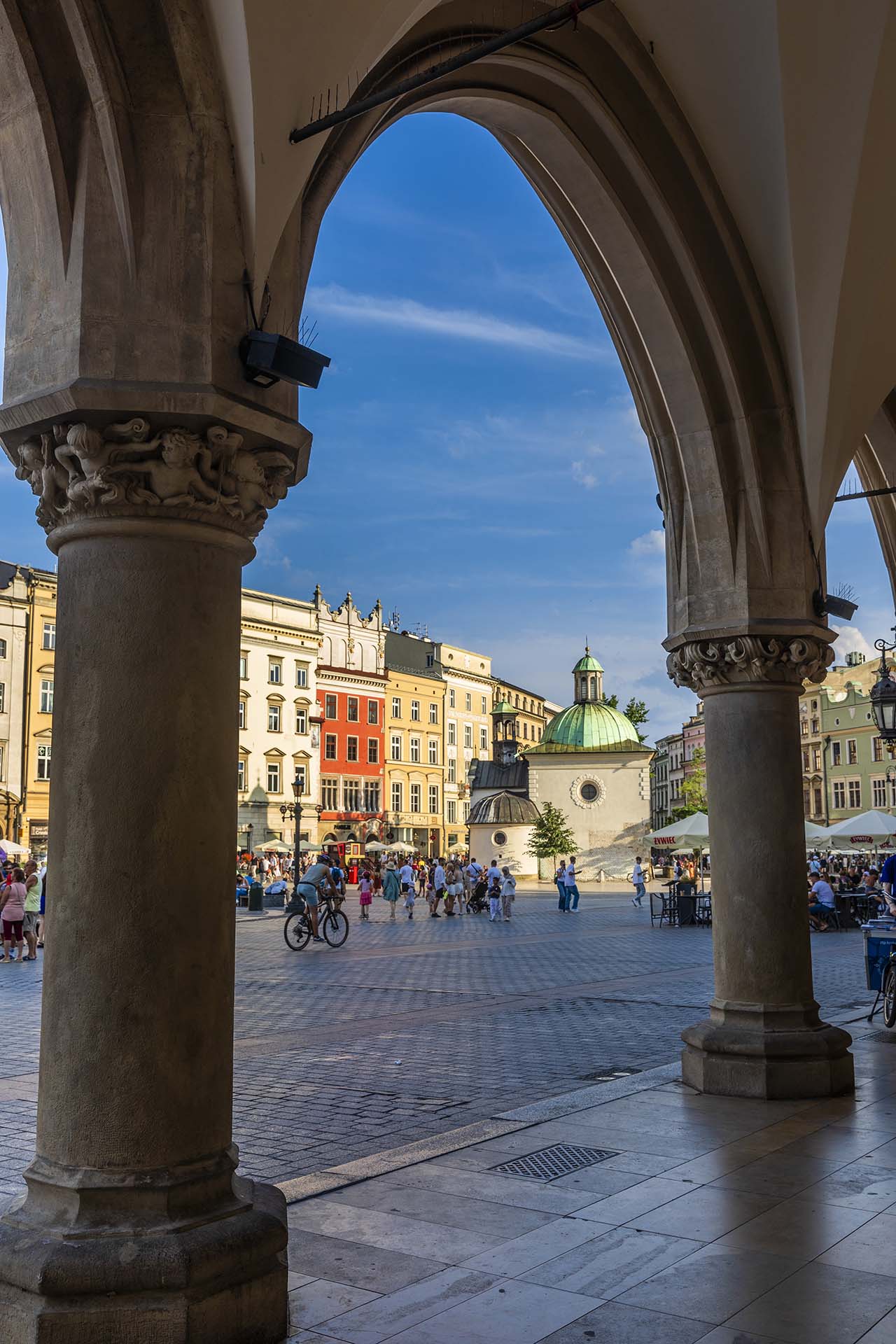 SAFF1437-Rynek Główny, il cuore pulsante di Cracovia dai portici del palazzo dei tessuti