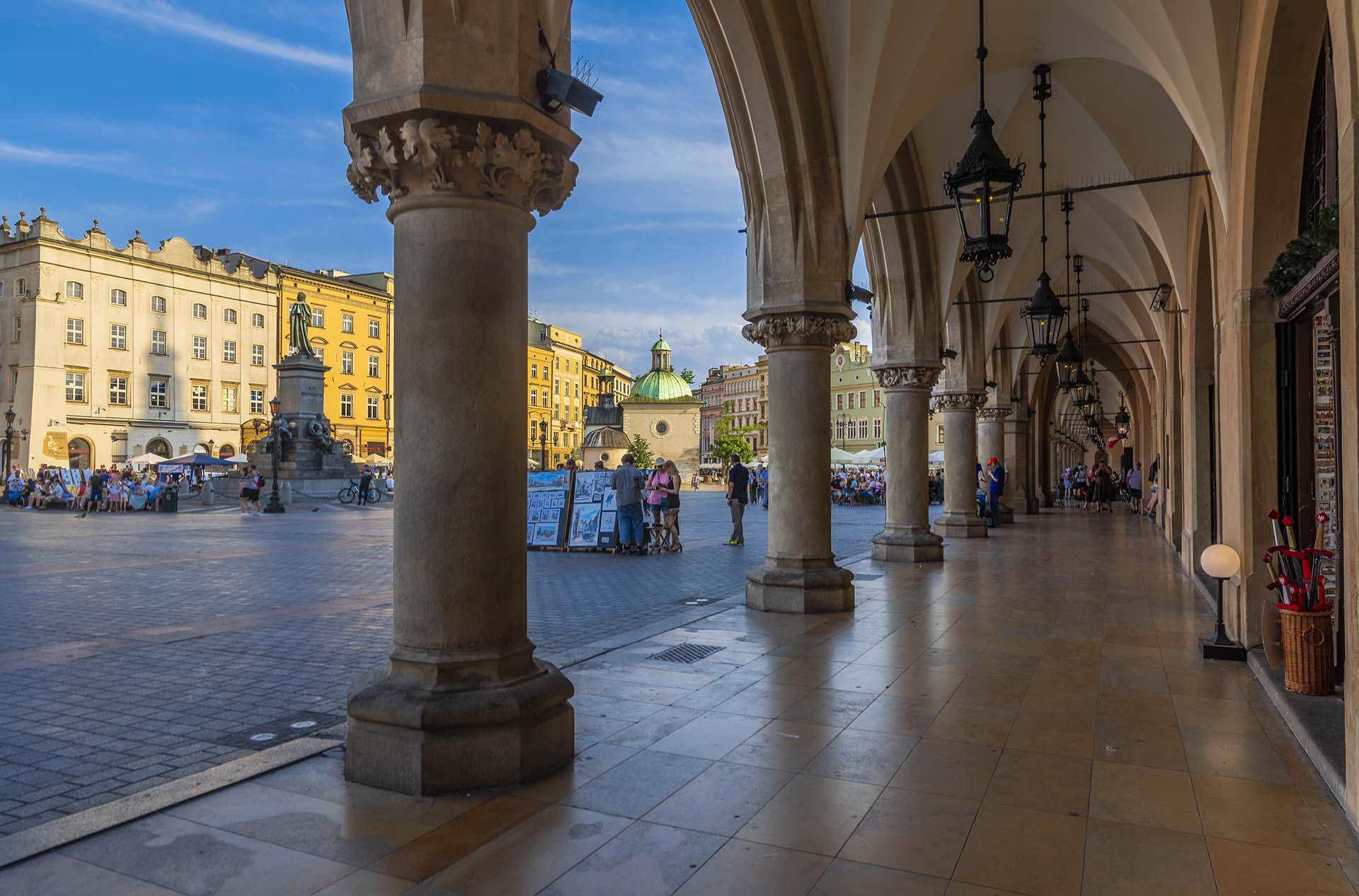 SAFF1462-HDR-Rynek Główny, il cuore pulsante di Cracovia dai portici del palazzo dei tessuti