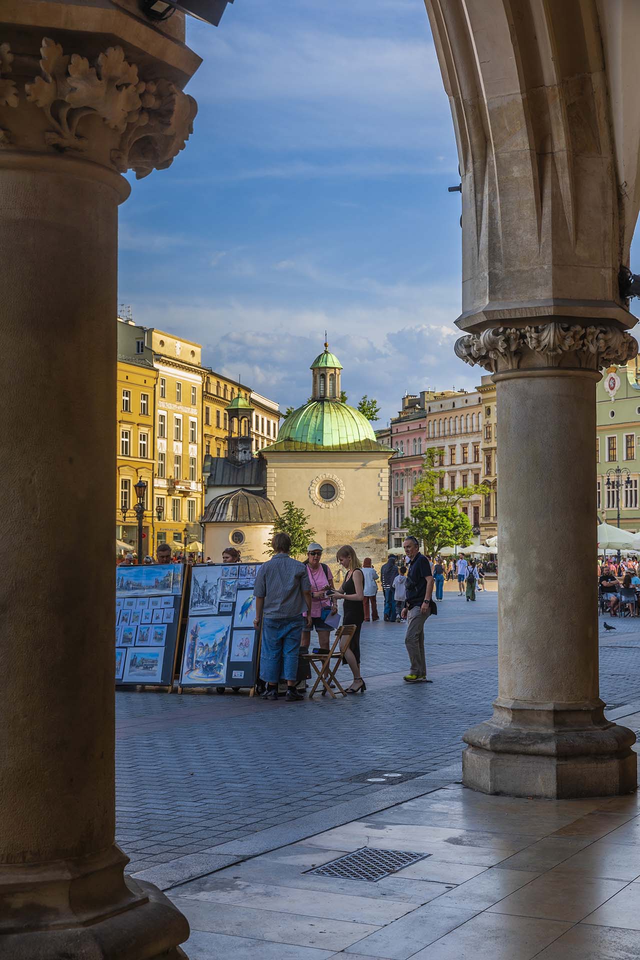 SAFF1466-Rynek Główny, il cuore pulsante di Cracovia dai portici del palazzo dei tessuti