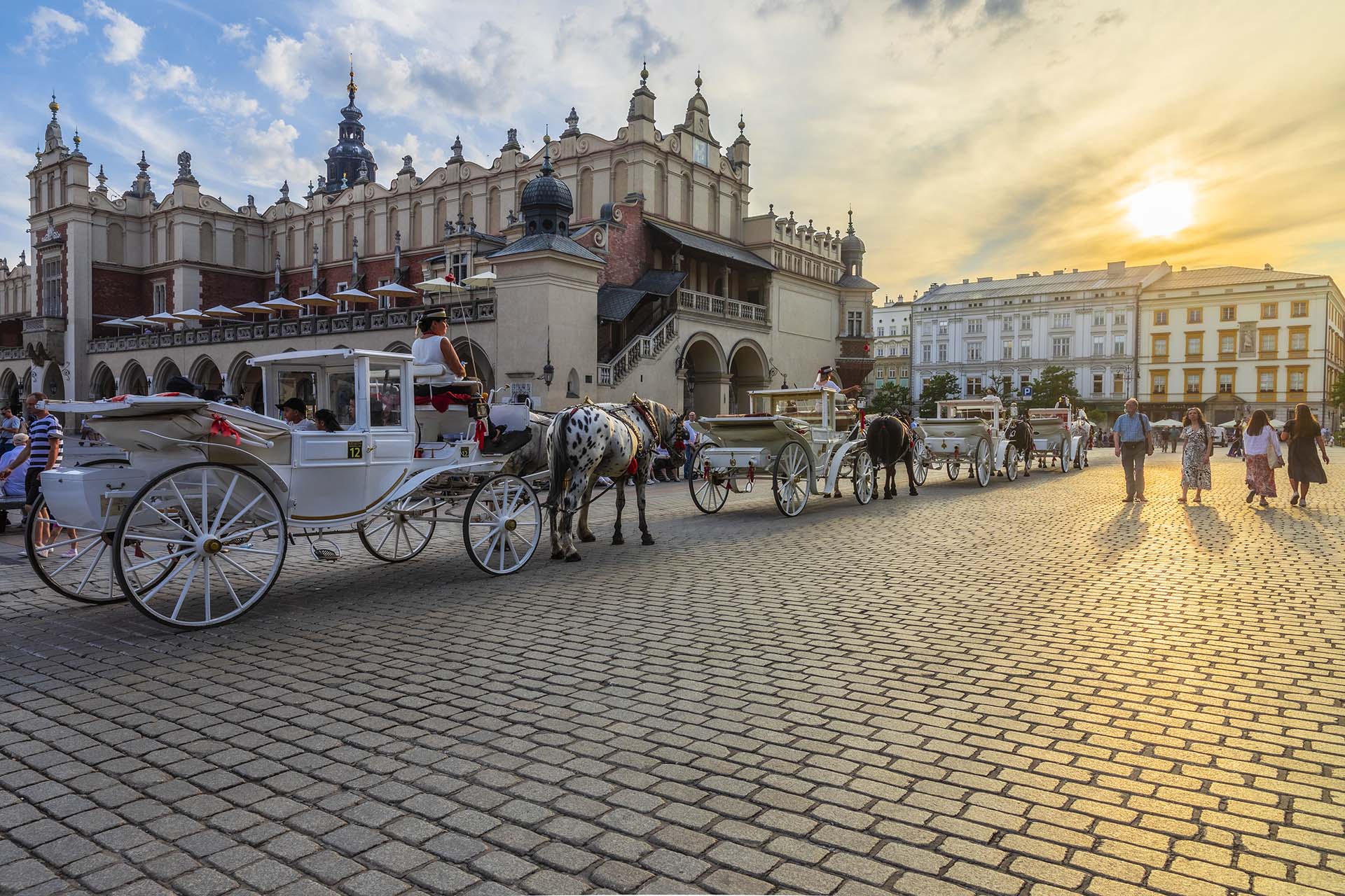 SAFF1541-HDR-Le carrozze di Piazza Rynek Główny, un'icona del folklore di Cracovia