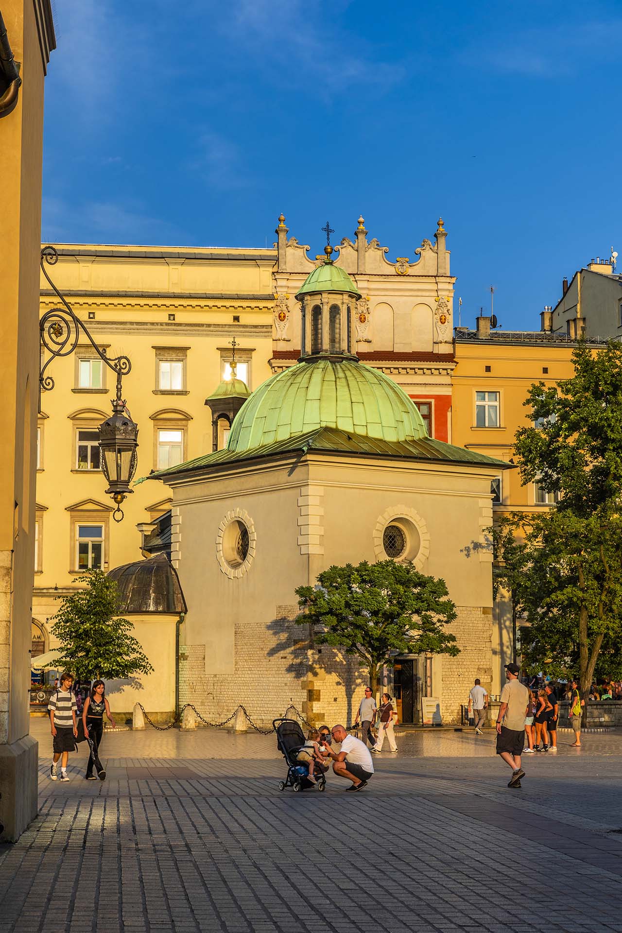 SAFF1570-Serata a Cracovia, lo splendore del Palazzo dei Tessuti e la Chiesa di Sant'Adalberto in Piazza del Mercato