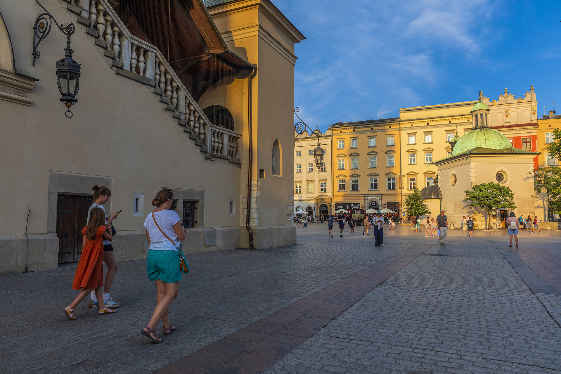 SAFF1582-Serata a Cracovia, lo splendore del Palazzo dei Tessuti e la Chiesa di Sant'Adalberto in Piazza del Mercato