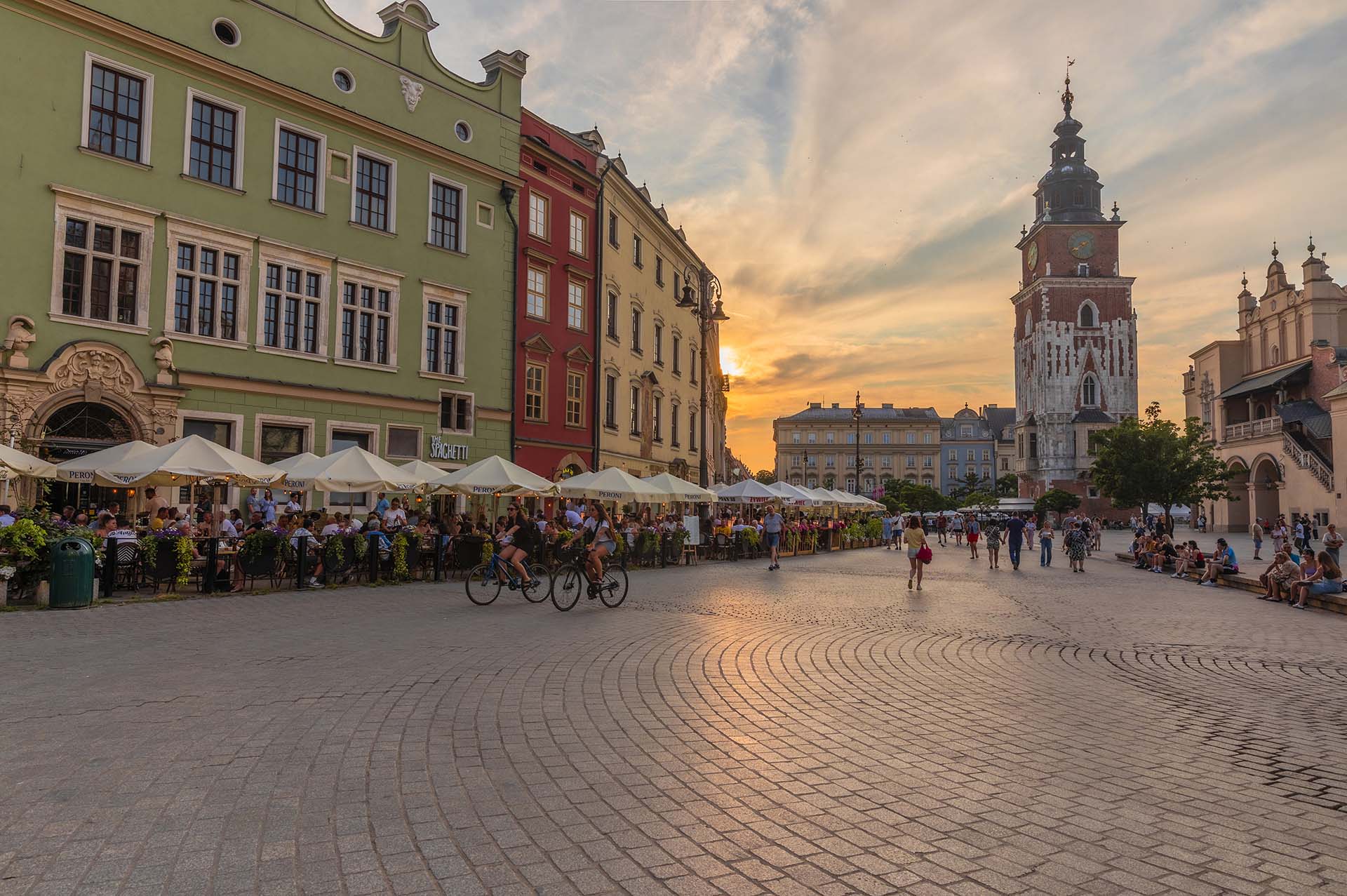 SAFF1602-HDR-Tramonto su Cracovia, la vibrante Piazza del Mercato con la Torre del Municipio e il Palazzo dei Tessuti
