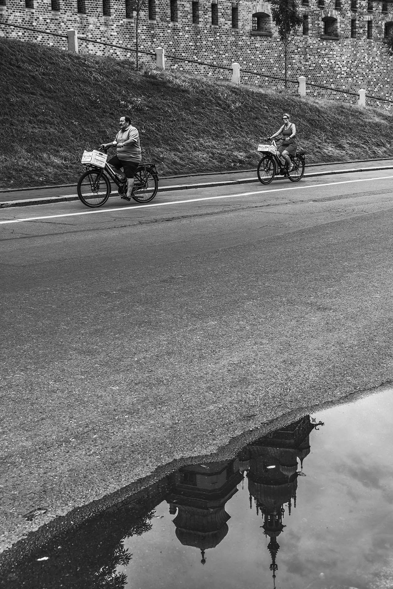 SAFF1716-Passeggiando in bicicletta a Cracovia, un viaggio tra riflessi e architettura