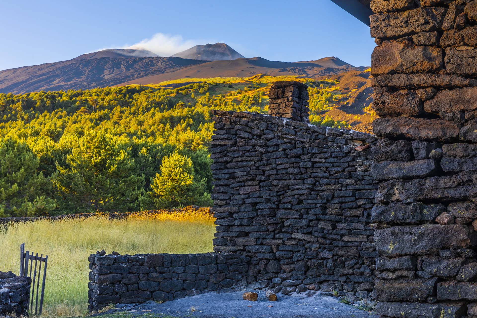 SAFF1733-Sui Sentieri dell'Etna, il Rifugio Carpinteri e l'Incontro con i Crateri