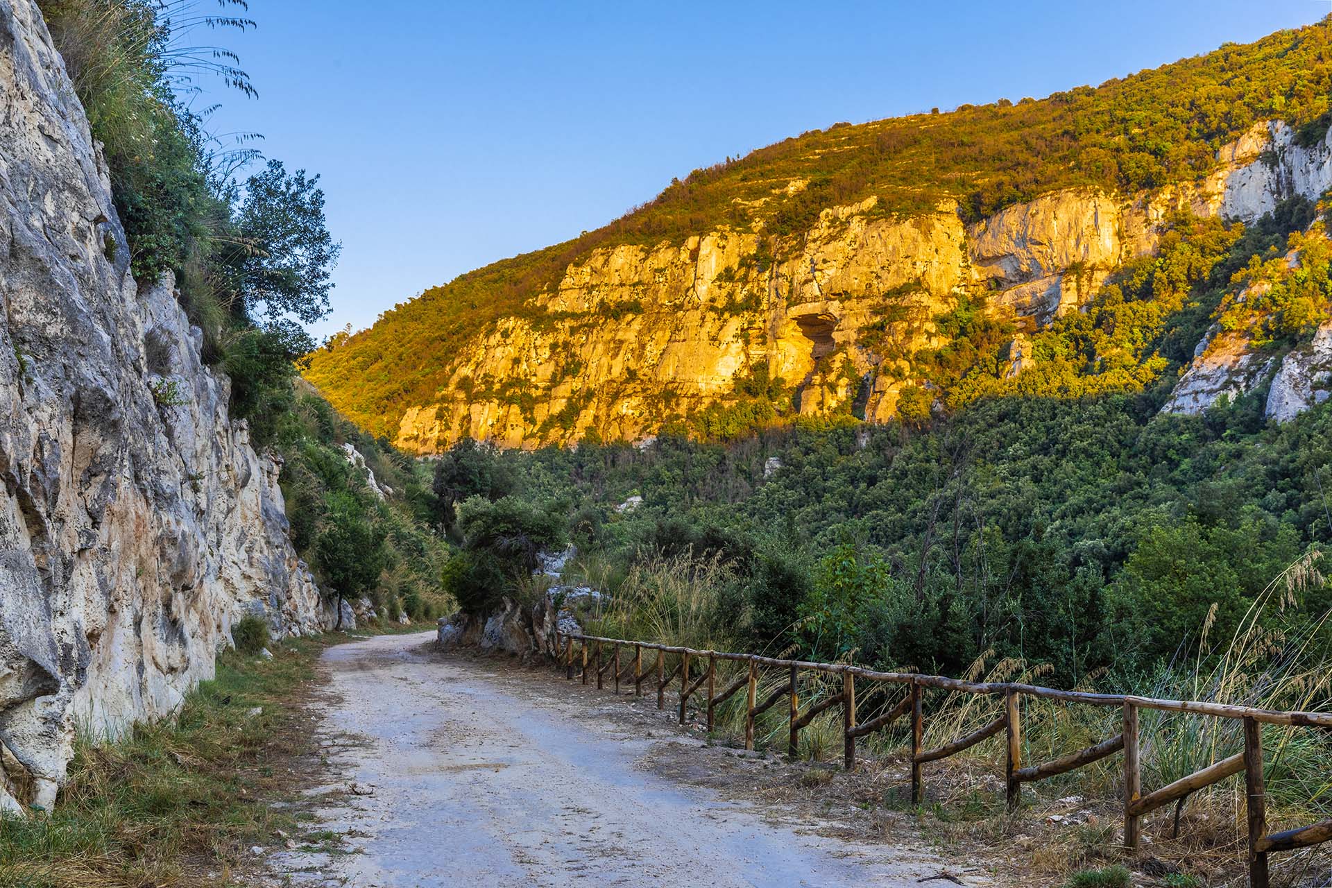 SAFF1839-HDR-Siracusa, a piedi sulla vecchia ferrovia che attraversa la Necropoli di Pantalica e il Fiume Anapo