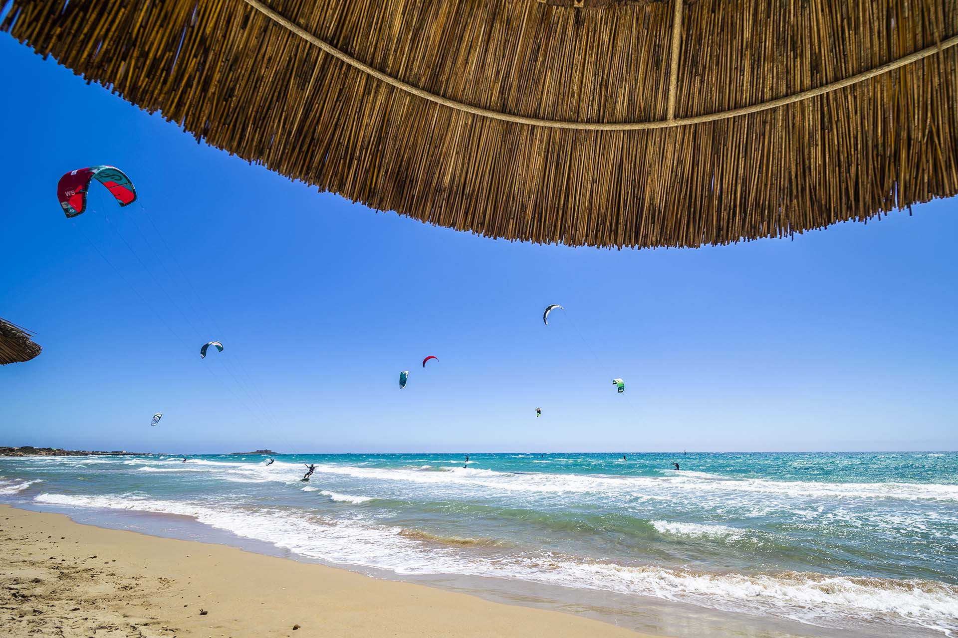 SAFF7974-Kitesurf sulla spiaggia di Carratois a Portopalo di Capo Passero