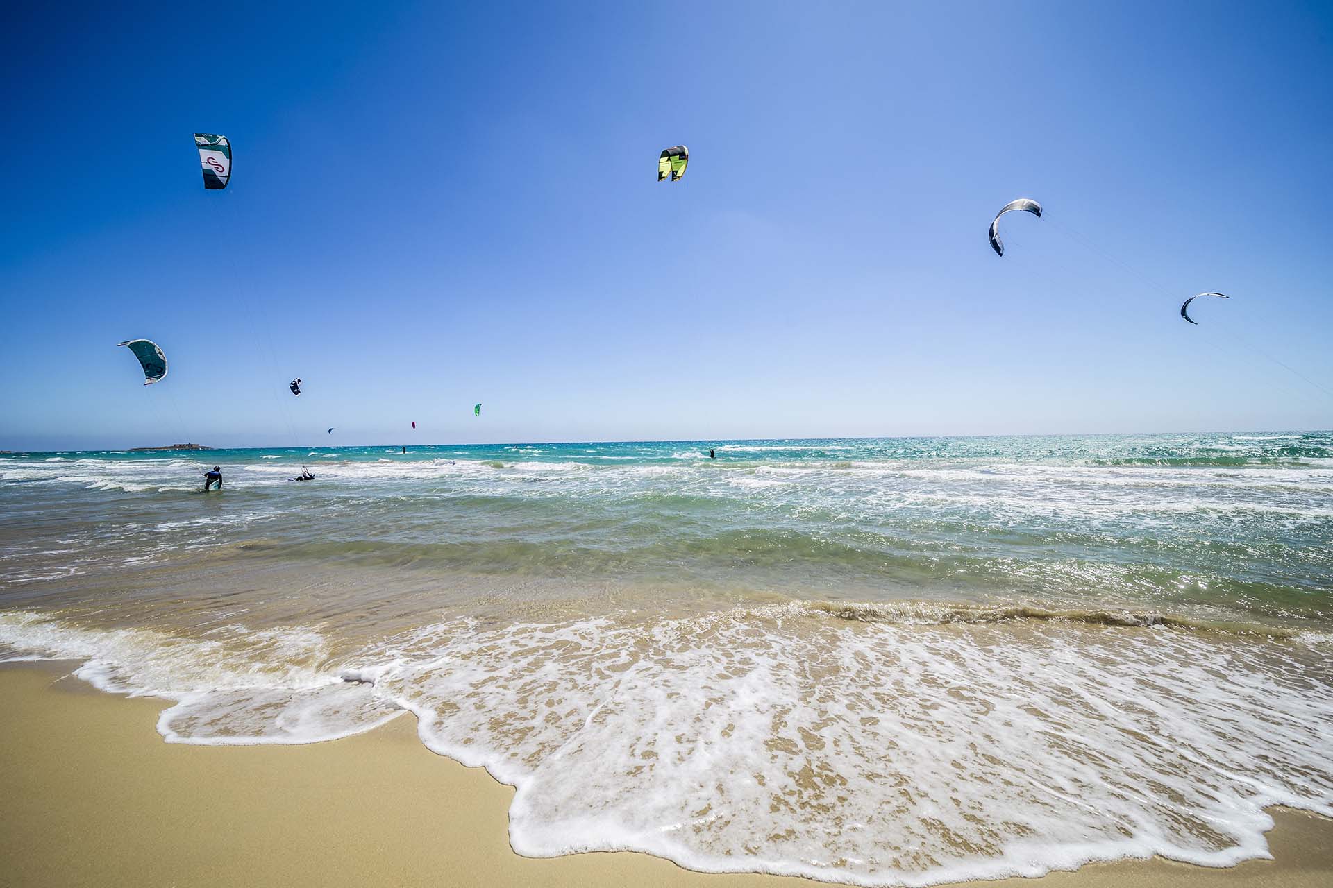 SAFF8047-Kitesurf sulla spiaggia di Carratois a Portopalo di Capo Passero