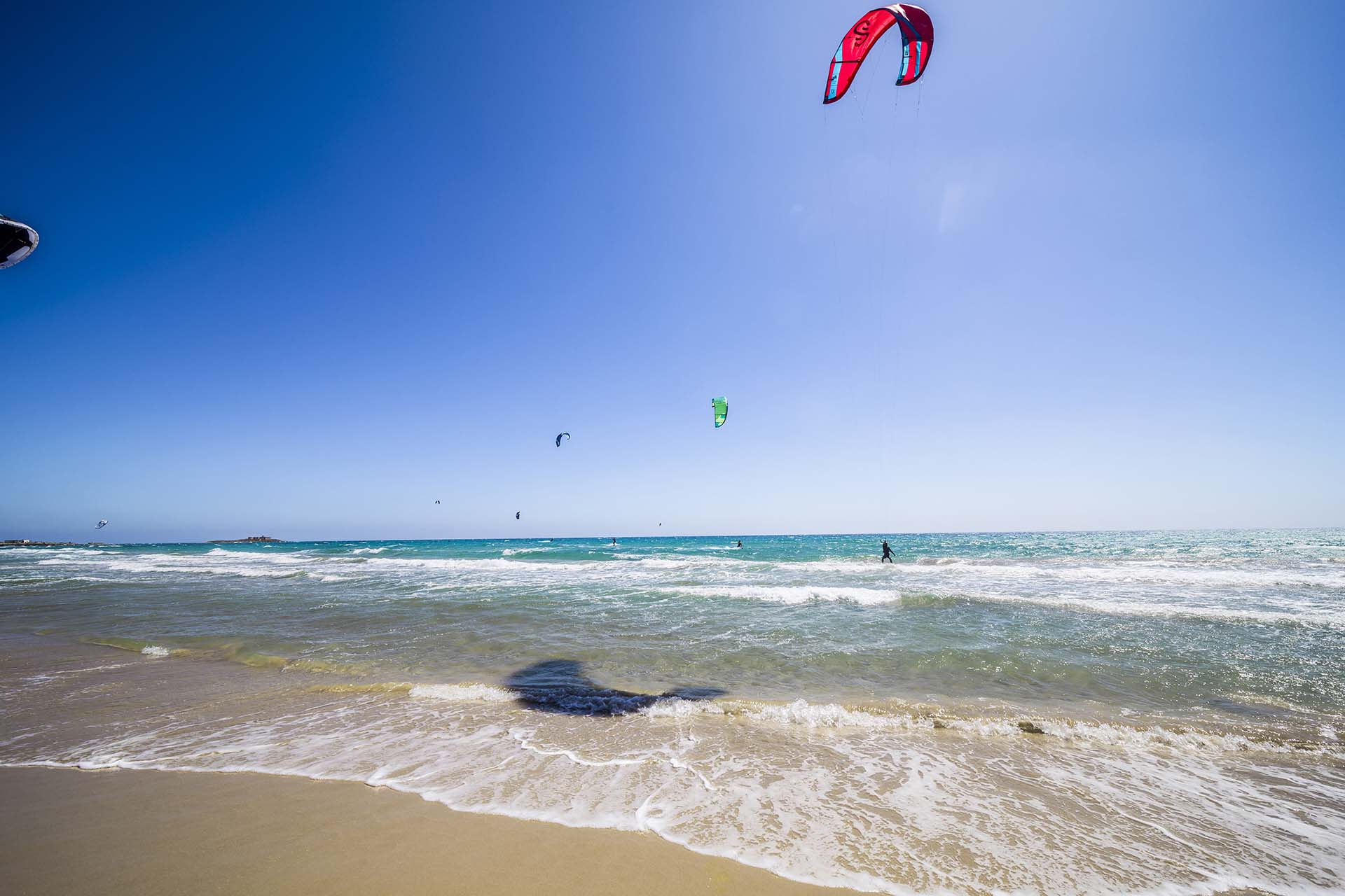 SAFF8105-Kitesurf sulla spiaggia di Carratois a Portopalo di Capo Passero