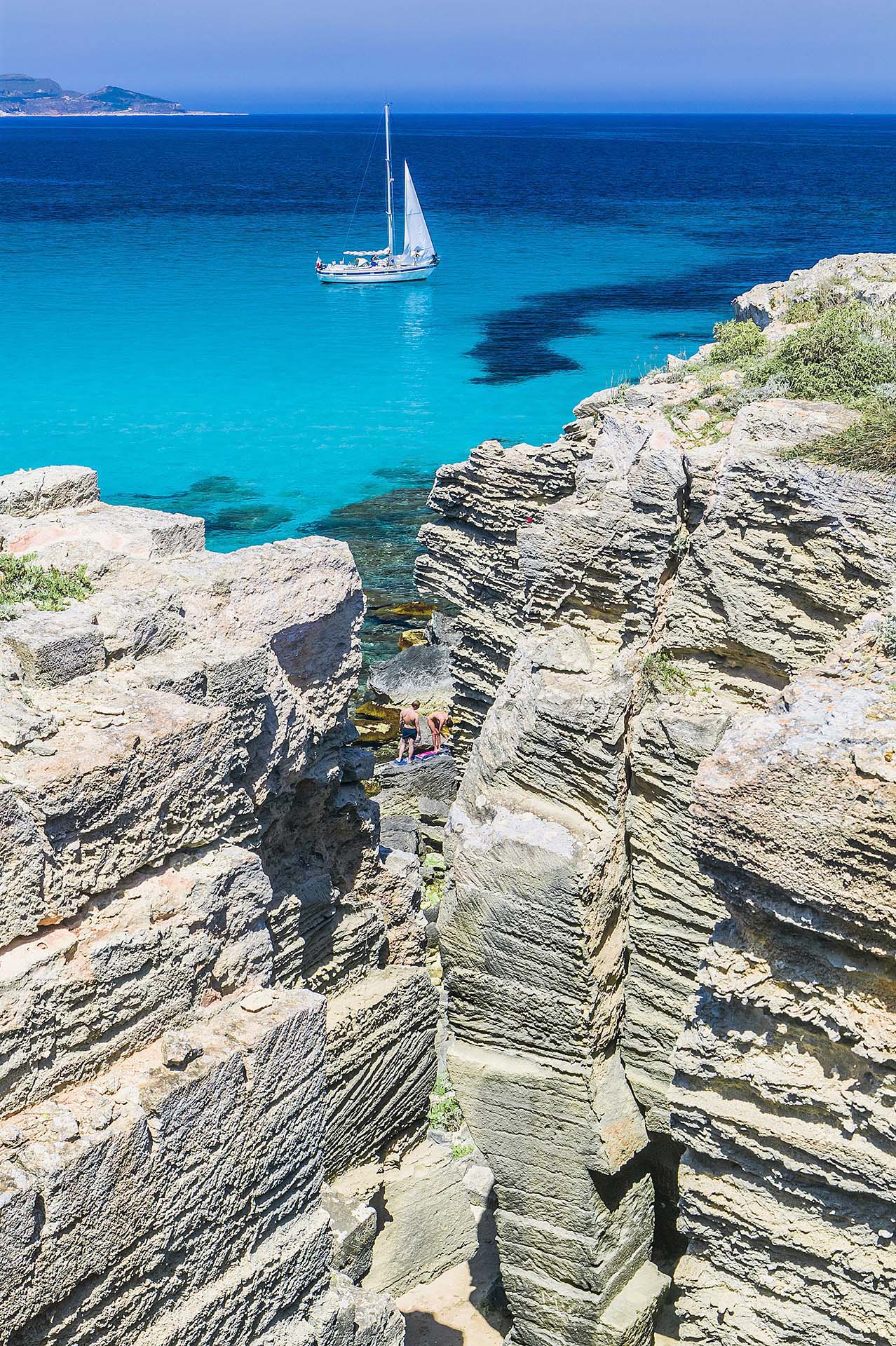 TER-723089 - DE7U5560-La Baia di Cala Rossa a Favignana, un'insenatura tra le cave di tufo e un mare cristallino