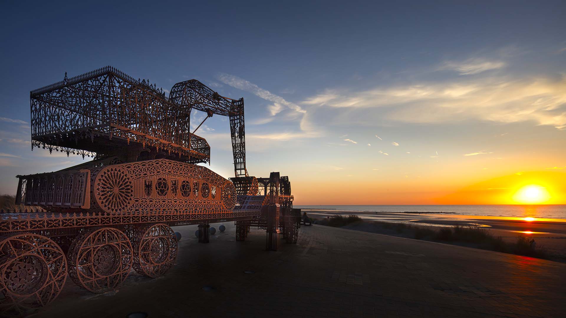 Parco delle Sculture Beaufort: Caterpillar e Flatbed Trailer - Wim Delvoye.