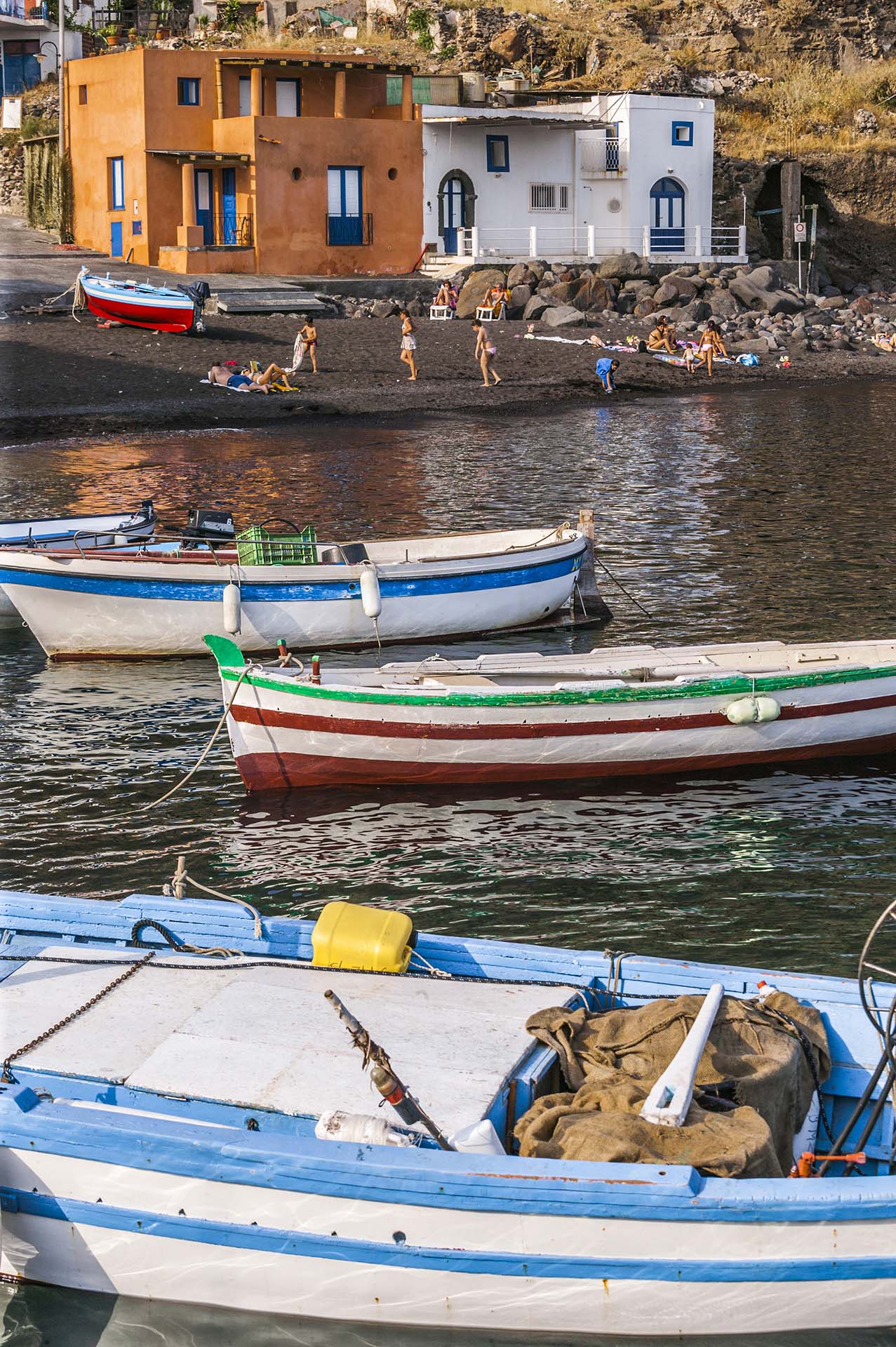 DE7U0547-Salina, il borgo marinaro di  Rinella e la sua spiaggia dall'anima vulcanica