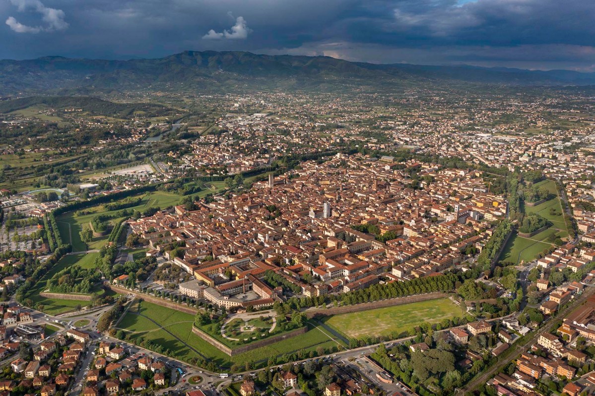 Vista dal cielo della città di Lucca.