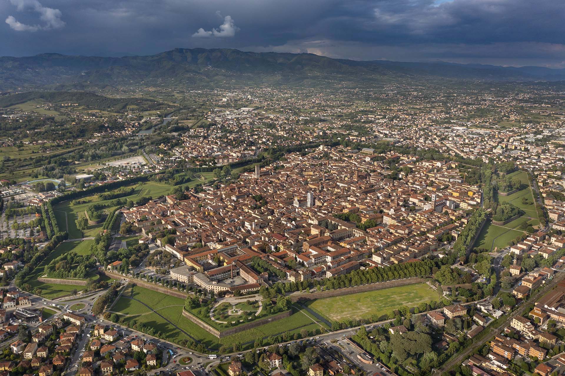 Vista dal cielo della città di Lucca.