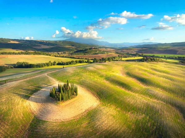 Paesaggio della Val 'Orcia con cipressi e Monte Amiata.