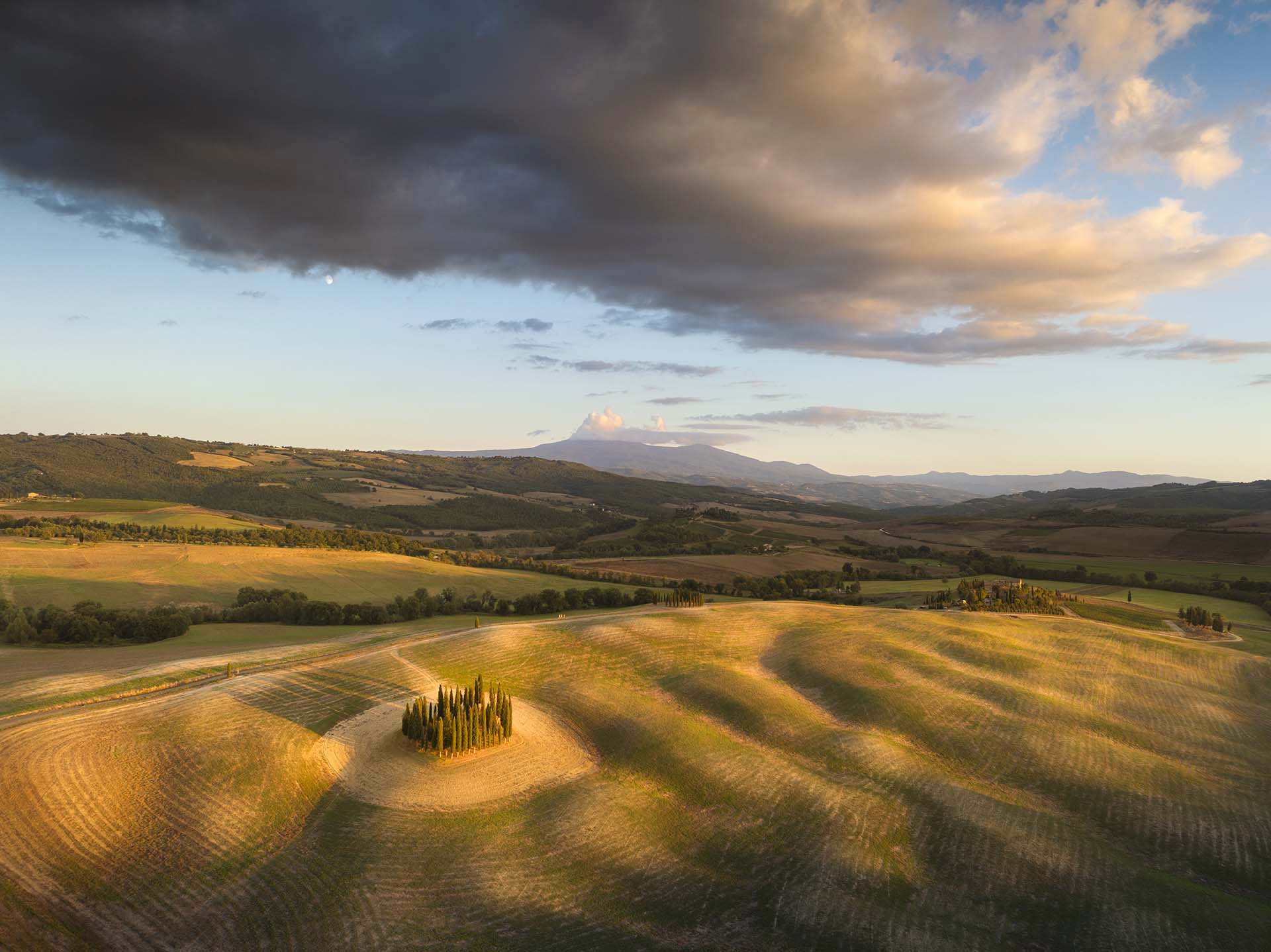Paesaggio della Val 'Orcia con cipressi e Monte Amiata.