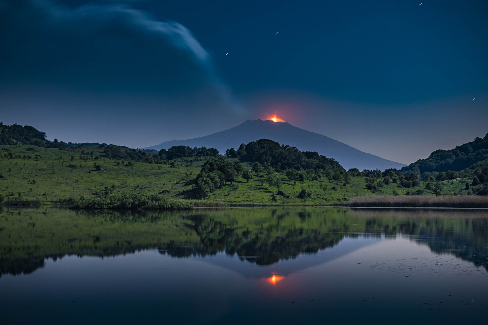 Lago Biviere con Etna in eruzione, Nebrodi