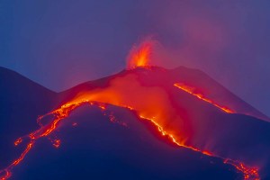 SAFF2146-Etna, fontana di magma, fiumi di fuoco in ogni direzione dal cratere di sud-est