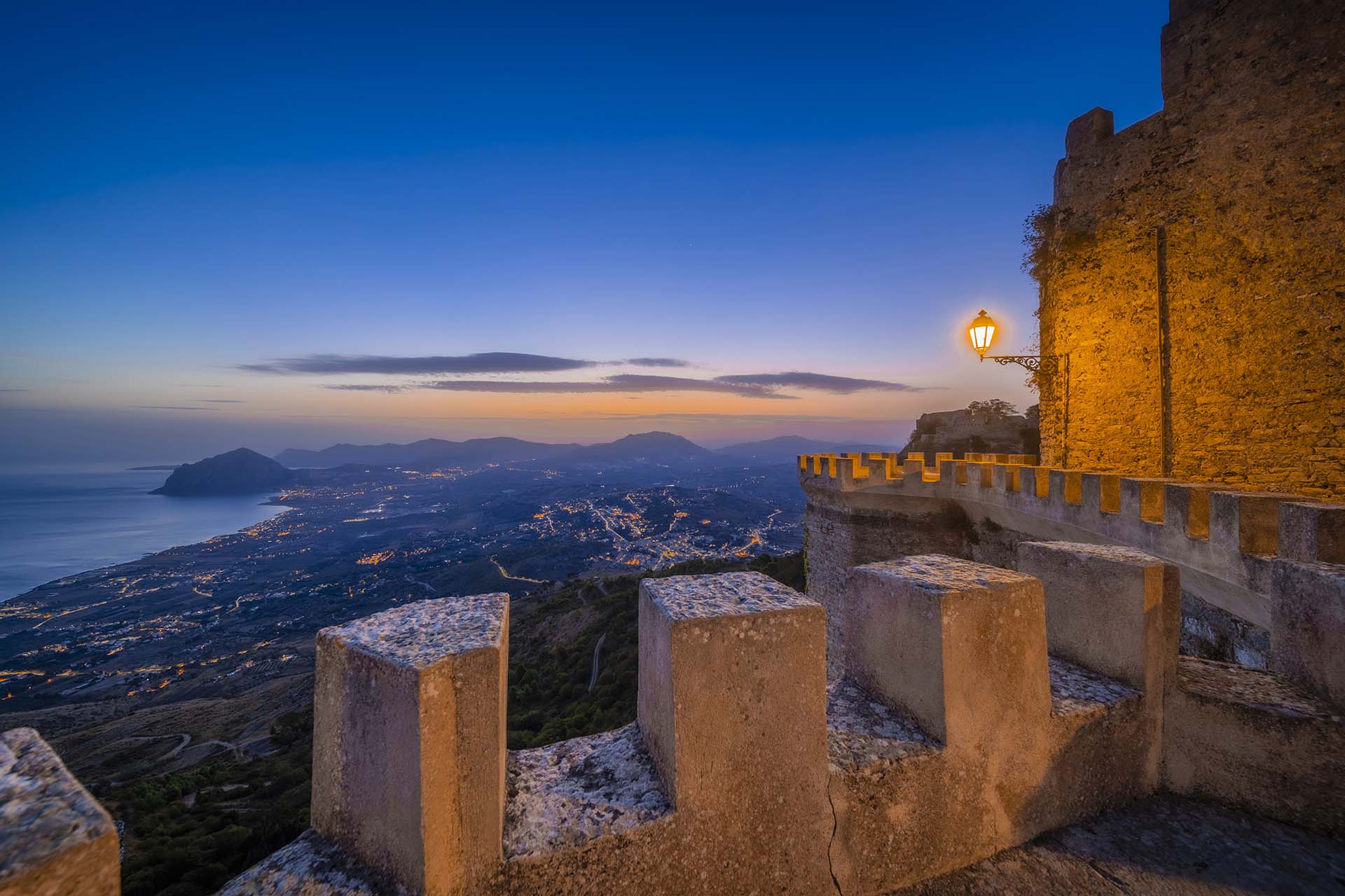 SAFF2539-HDR-Erice, i merletti del Castello Venere si affacciano su Monte Cofano