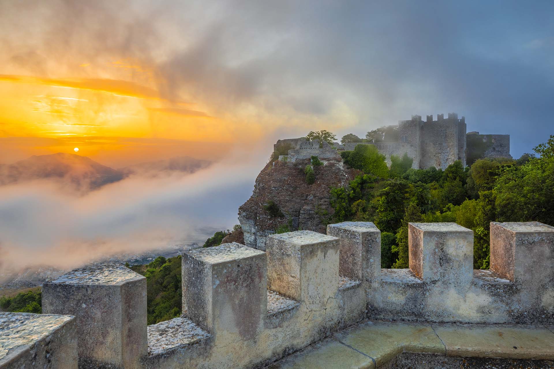 SAFF2620-HDR-L'Incanto Nebbioso di Erice. Il Castello di Venere Domina Valderice all'Alba