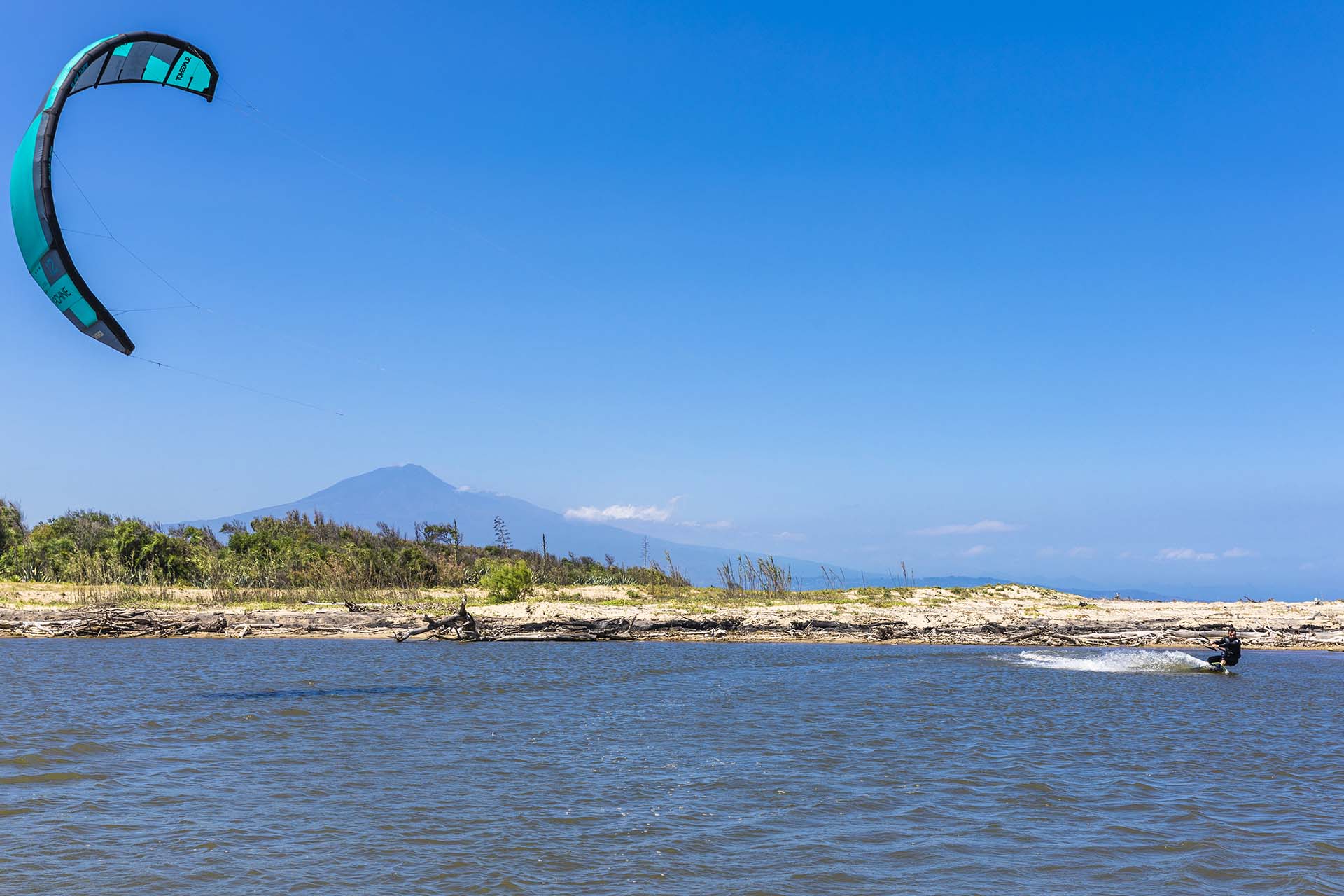 SAFF7816-Kitesurf alla foce del fiume San Leonardo, con l'Etna all'orizzonte