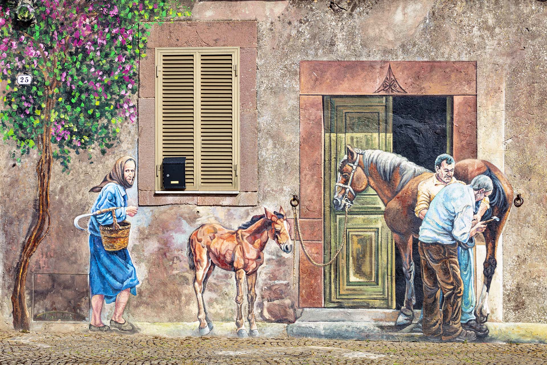 Murale nel borgo di Tinnura in Sardegna.