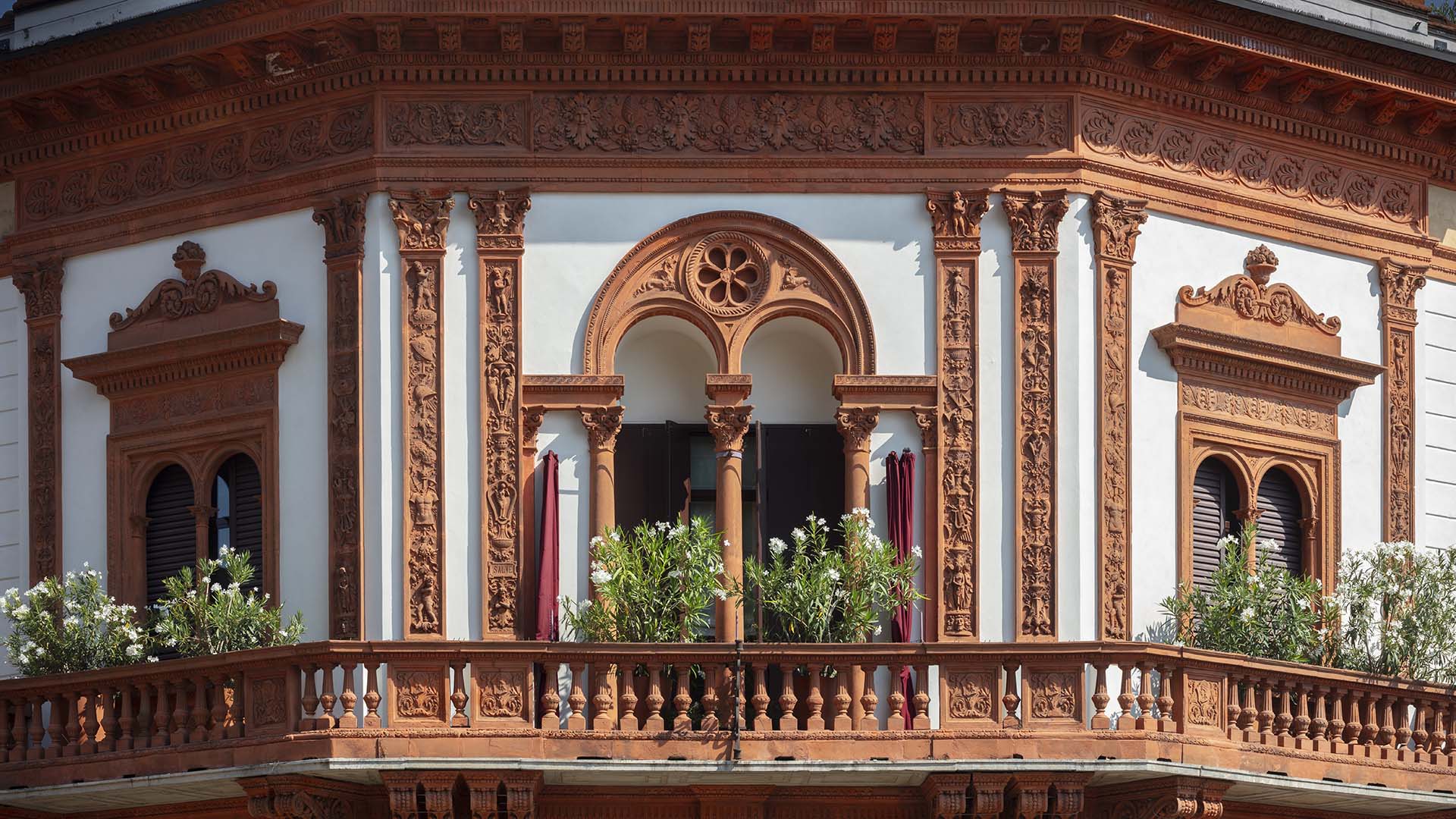 Casa Candiani, palazzo ottocentesco in stile eclettico in via Bandello a Milano.