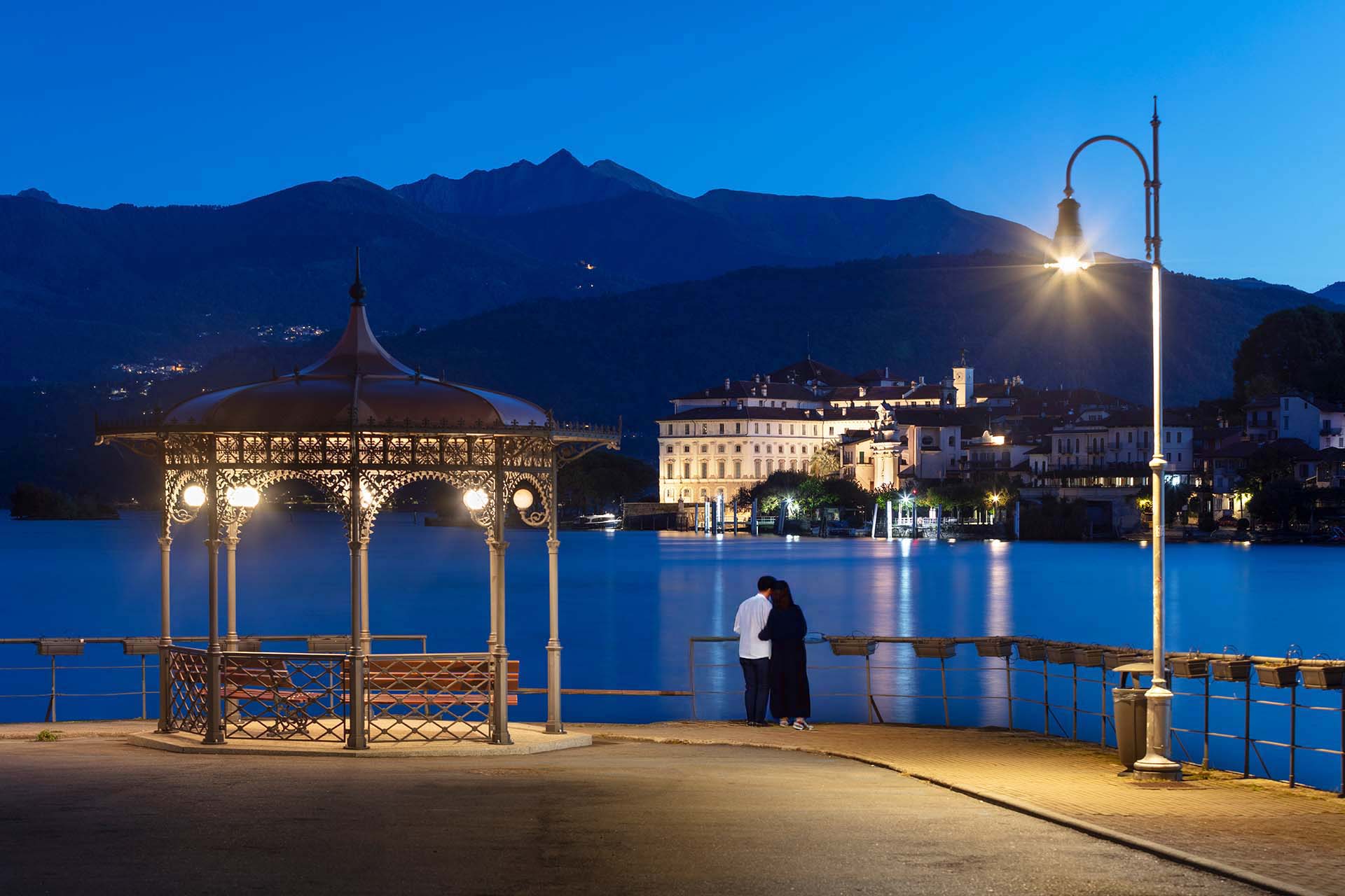 Vista del Palazzo Borromeo sull'Isola Bella dal lungolago di Stresa