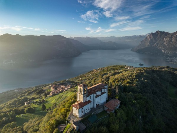 Il Santuario della Madonna della Ceriola su Monte Isola nel Lago d'Iseo.