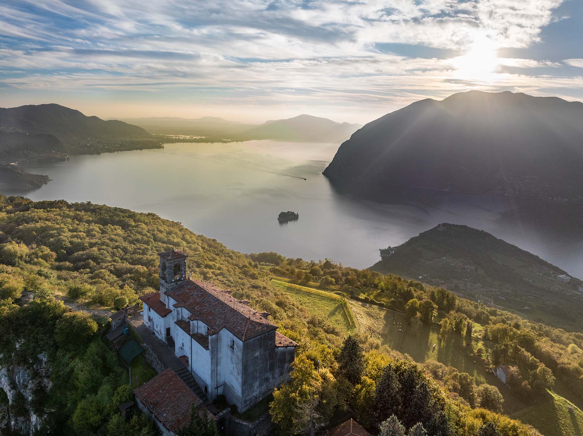 Il Santuario della Madonna della Ceriola su Monte Isola nel Lago d'Iseo.