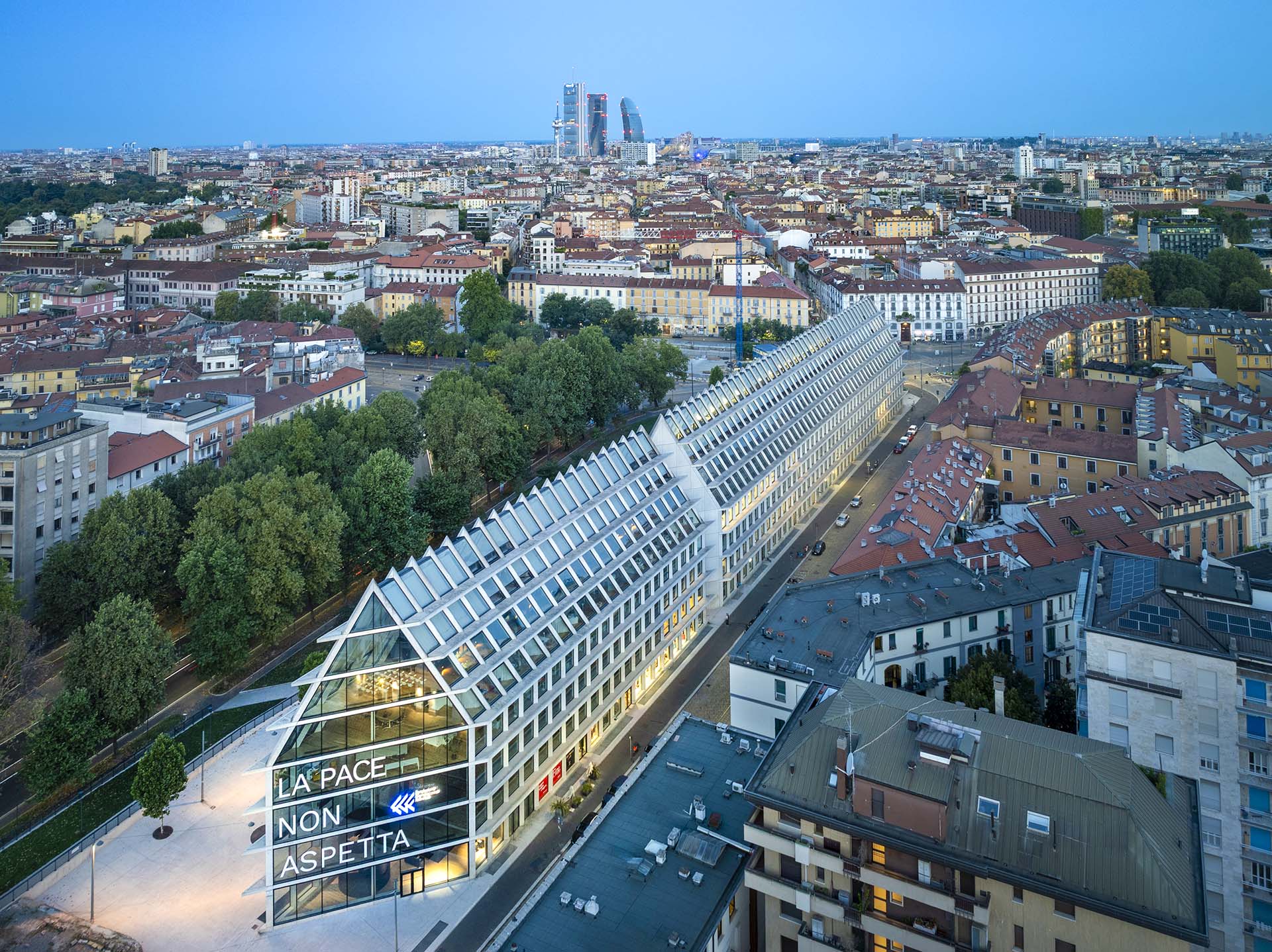 Palazzo Feltrinelli Porta Volta, noto anche con il nome di piramidi in vetro di Herzog.