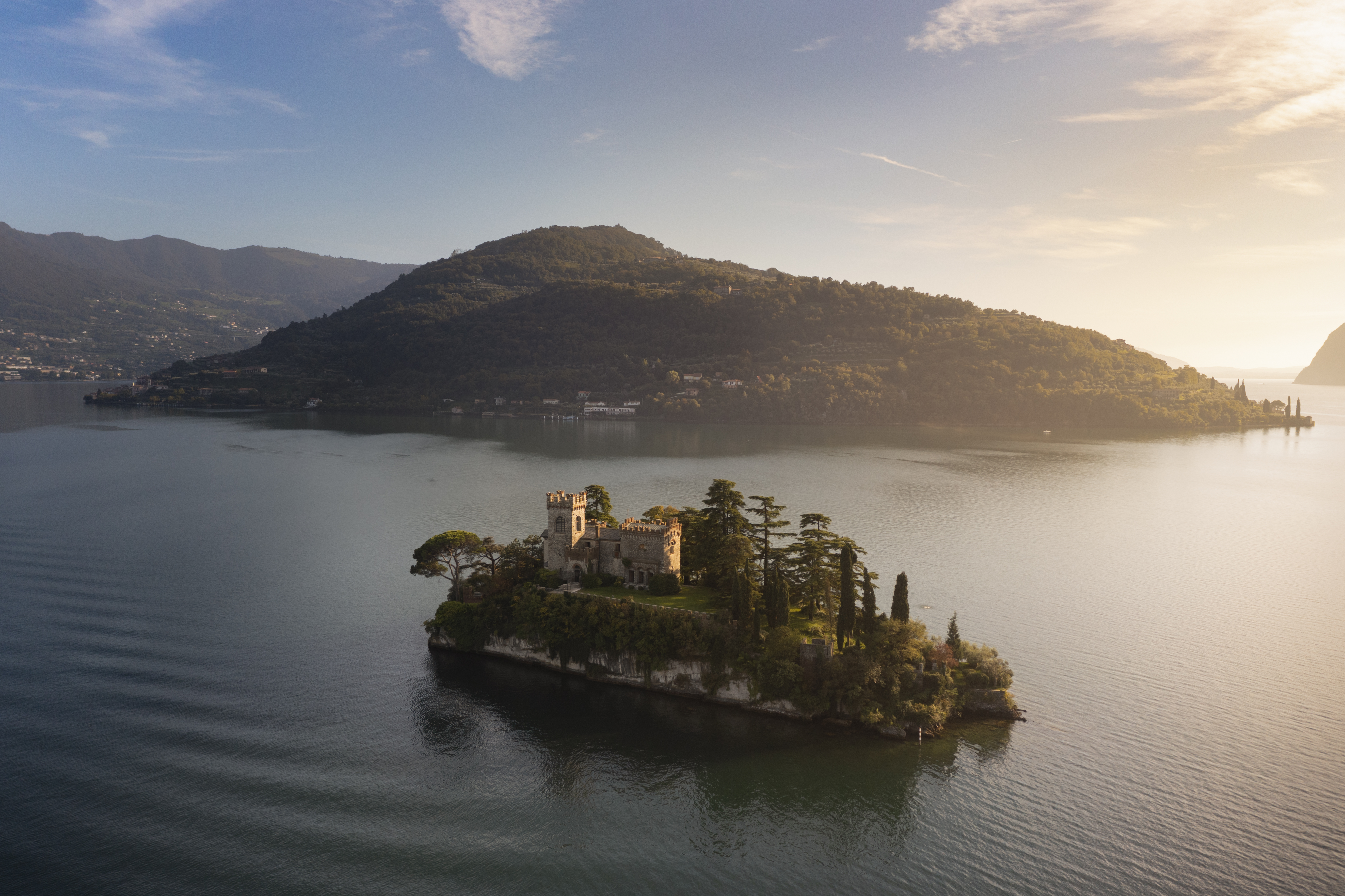 La piccola isola di Loreto nel lago d'Iseo e sullo sfondo la più grande Monte Isola.