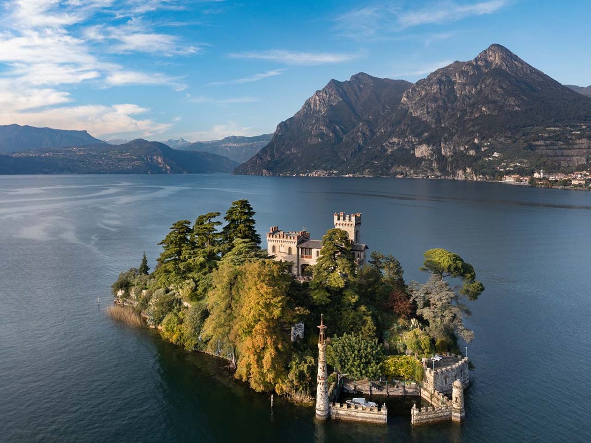 La piccola isola di Loreto a nord di Monte Isola nel Lago d'Iseo.