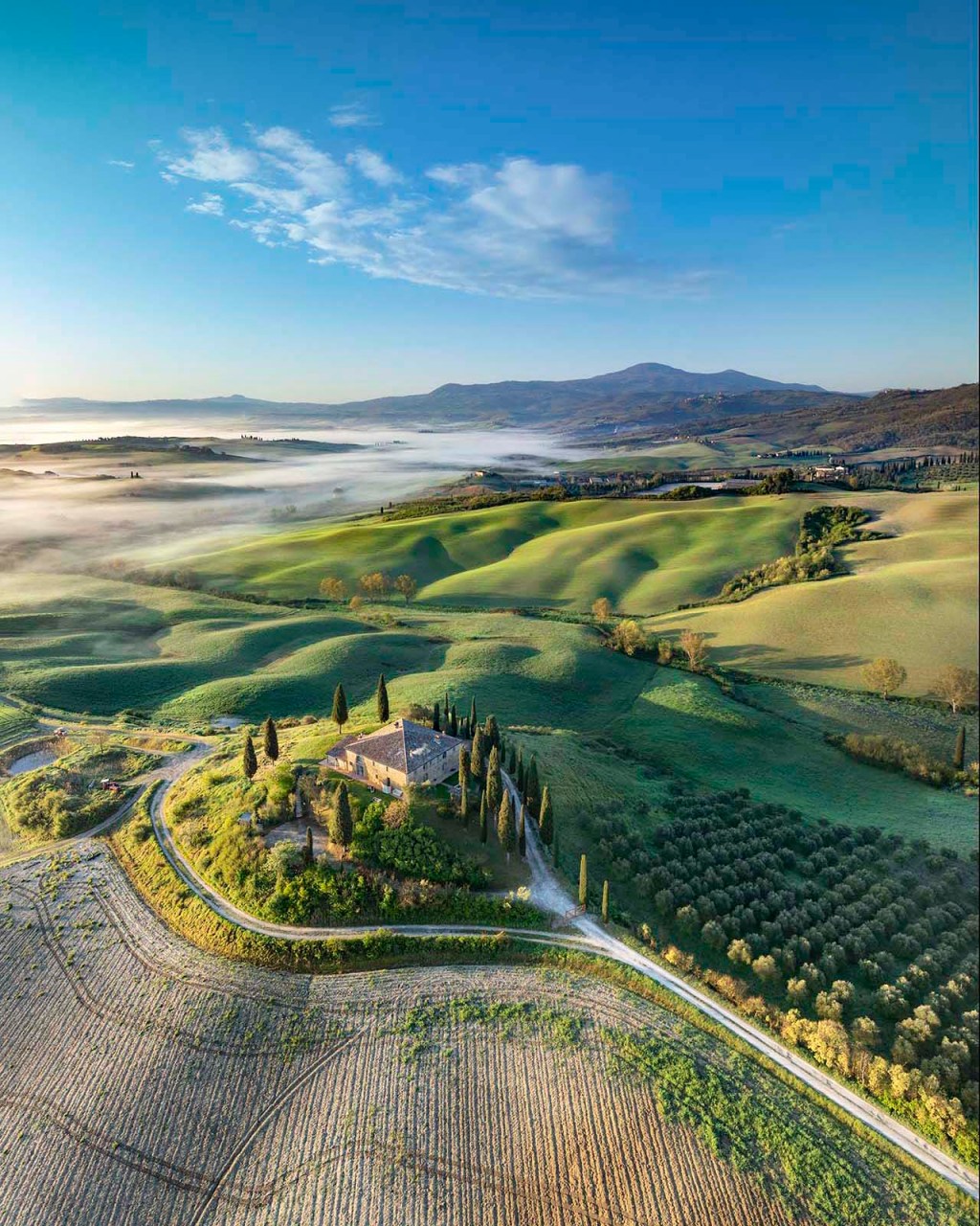 Casolare tra le colline della Val d'Orcia.