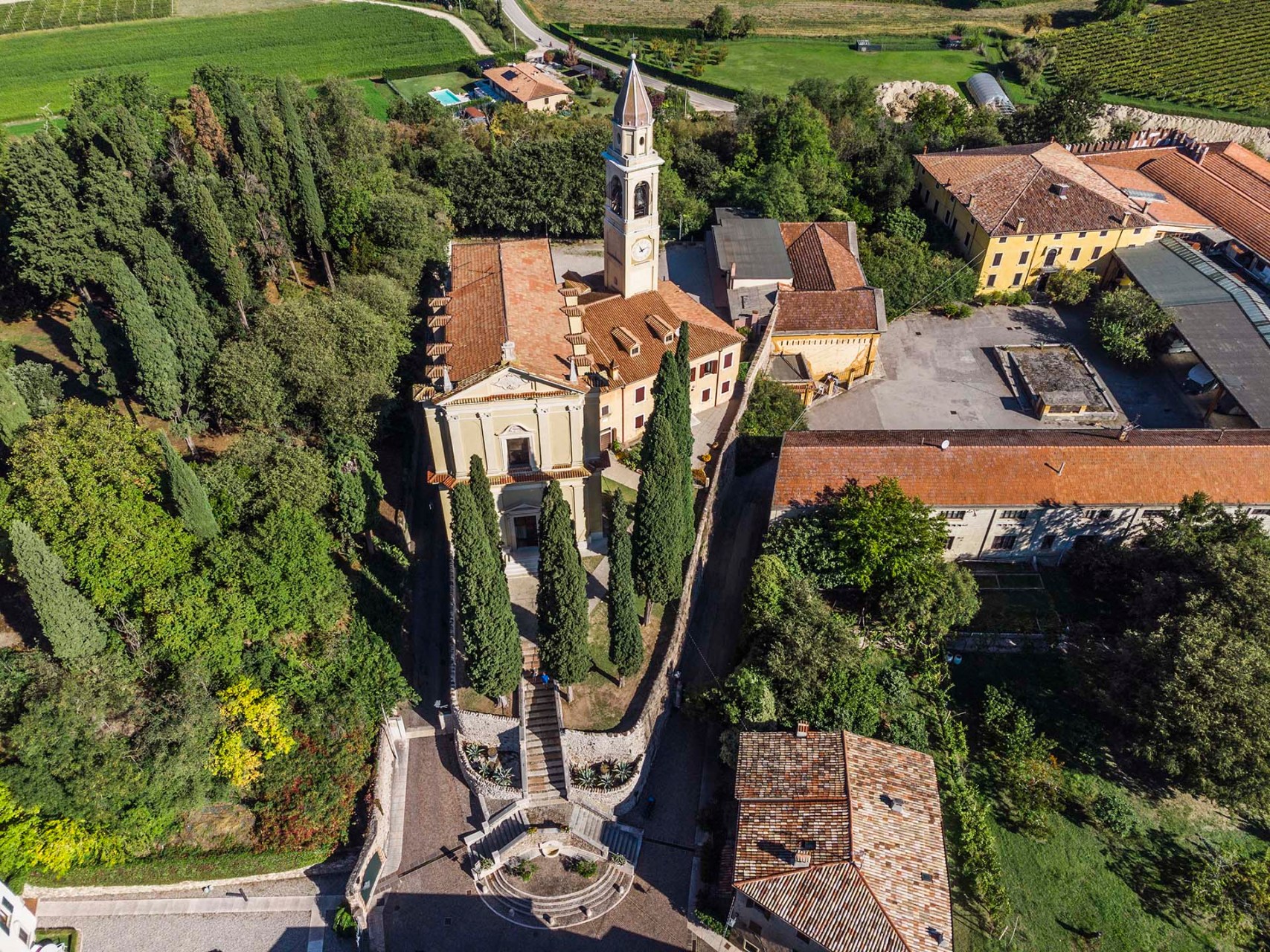 DJI_0685-La chiesetta del borgo di Colà, Lazise