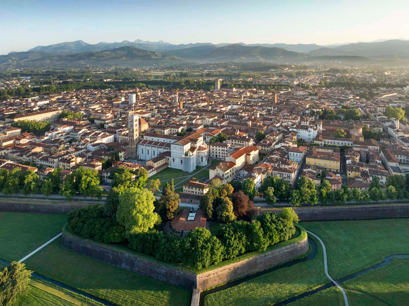 Lucca e le sue mura con il Baluardo San Colombano