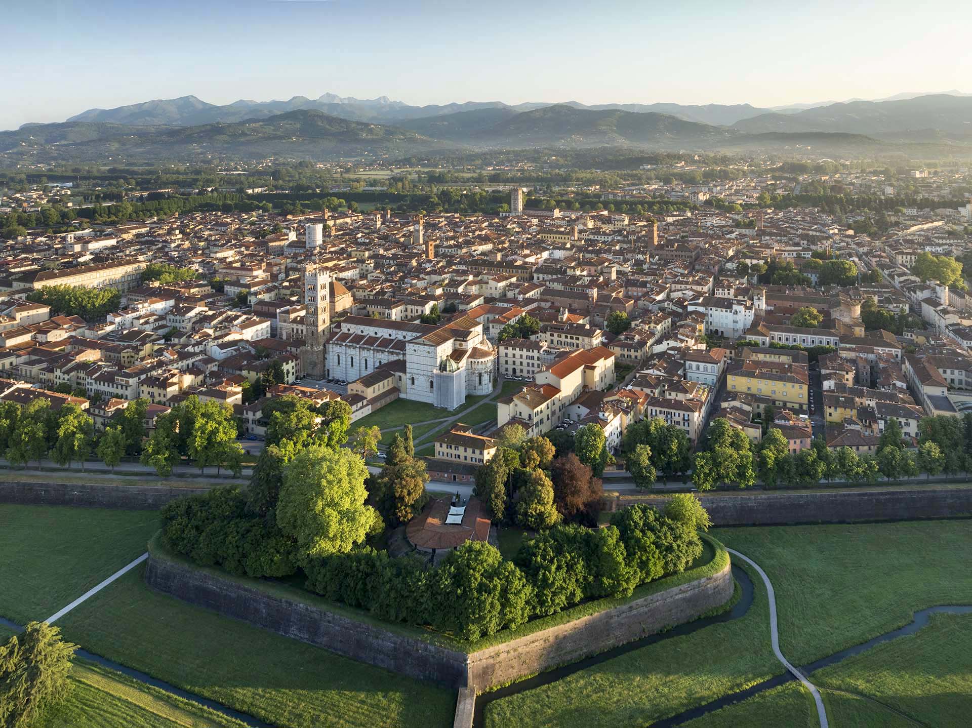Lucca e le sue mura con il Baluardo San Colombano