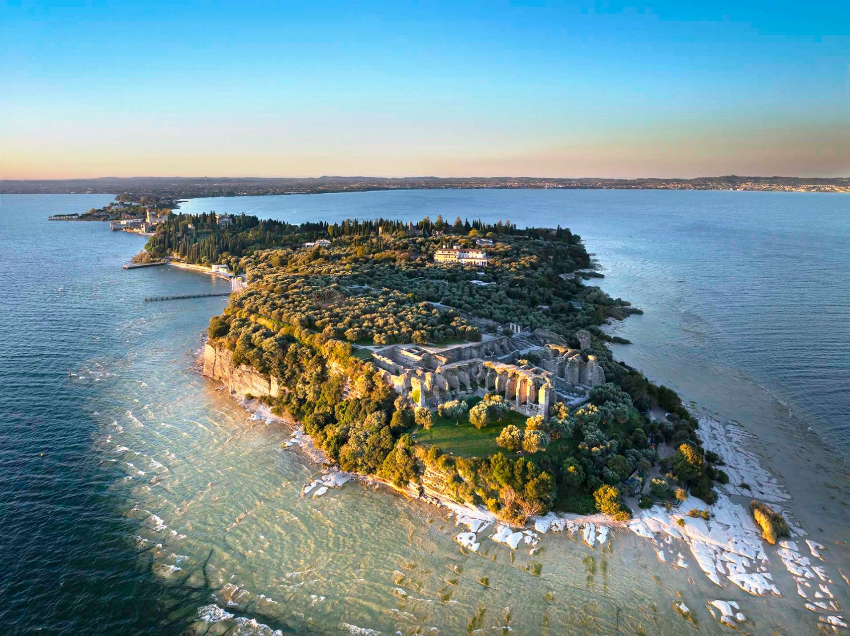 La punta nord della penisola di Sirmione con l'area archeologica delle Grotte di Catullo