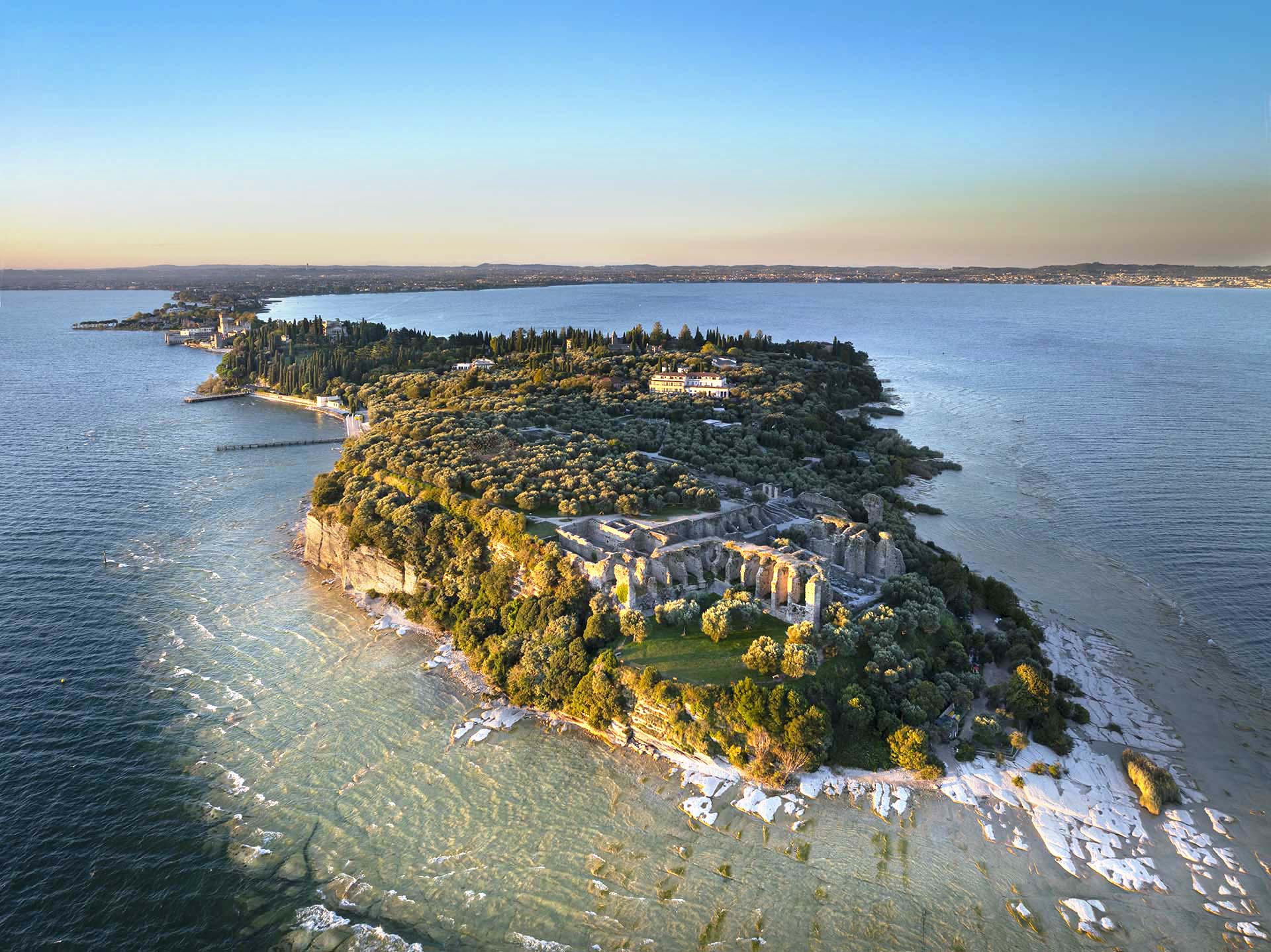 La punta nord della penisola di Sirmione con l'area archeologica delle Grotte di Catullo