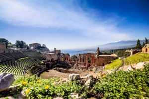 _MG_8161-Primavera al Teatro Antico di Taormina, con vista sul Golfo di Naxos e l'Etna innevata